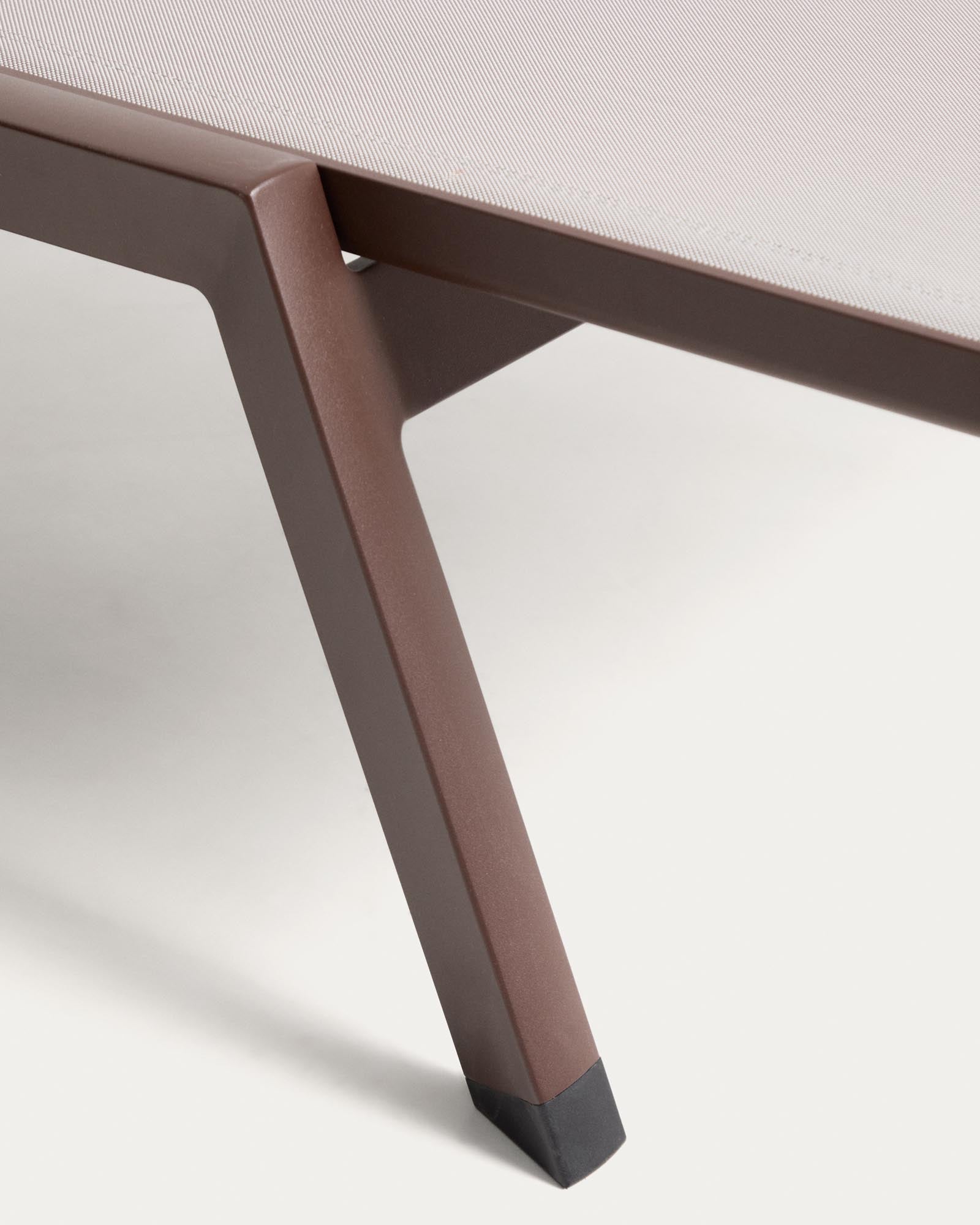 Stapelbare Sonnenliege Capraia in modernem Design, gefertigt aus braunem Aluminium und hellem Texteline, perfekt für Garten und Terrasse.