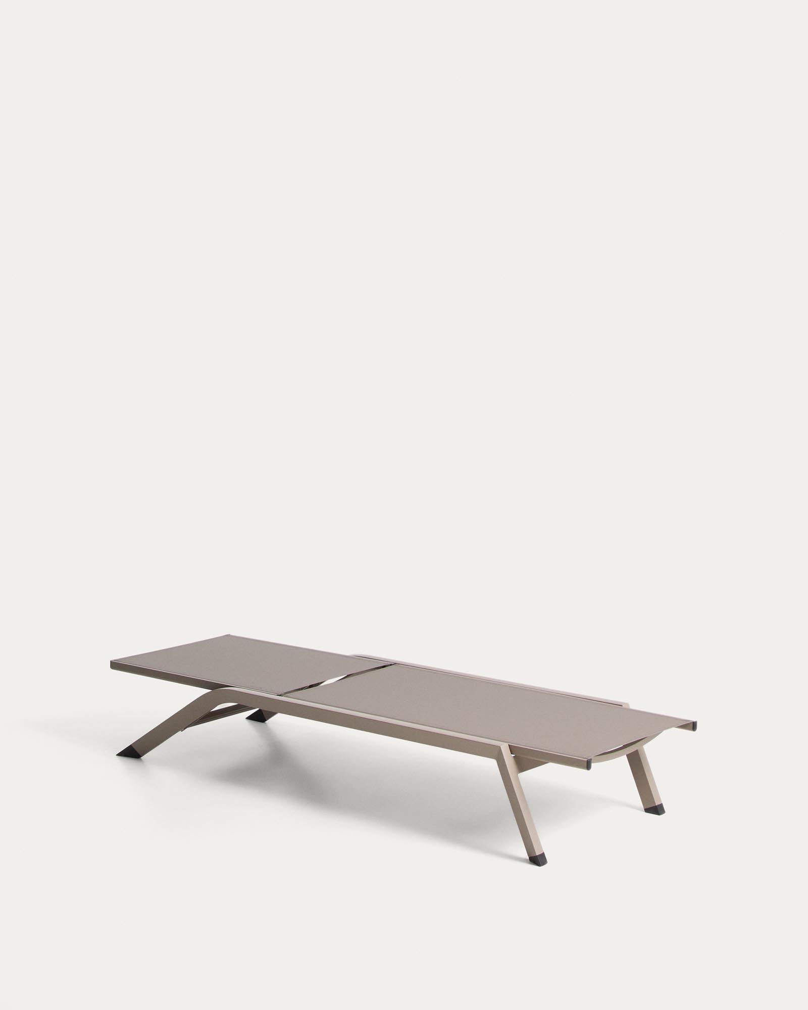 Stapelbare Sonnenliege Capraia aus Aluminium in Taupe und braunem Texteline in Taupe präsentiert im Onlineshop von KAQTU Design AG. Liegestuhl ist von Kave Home
