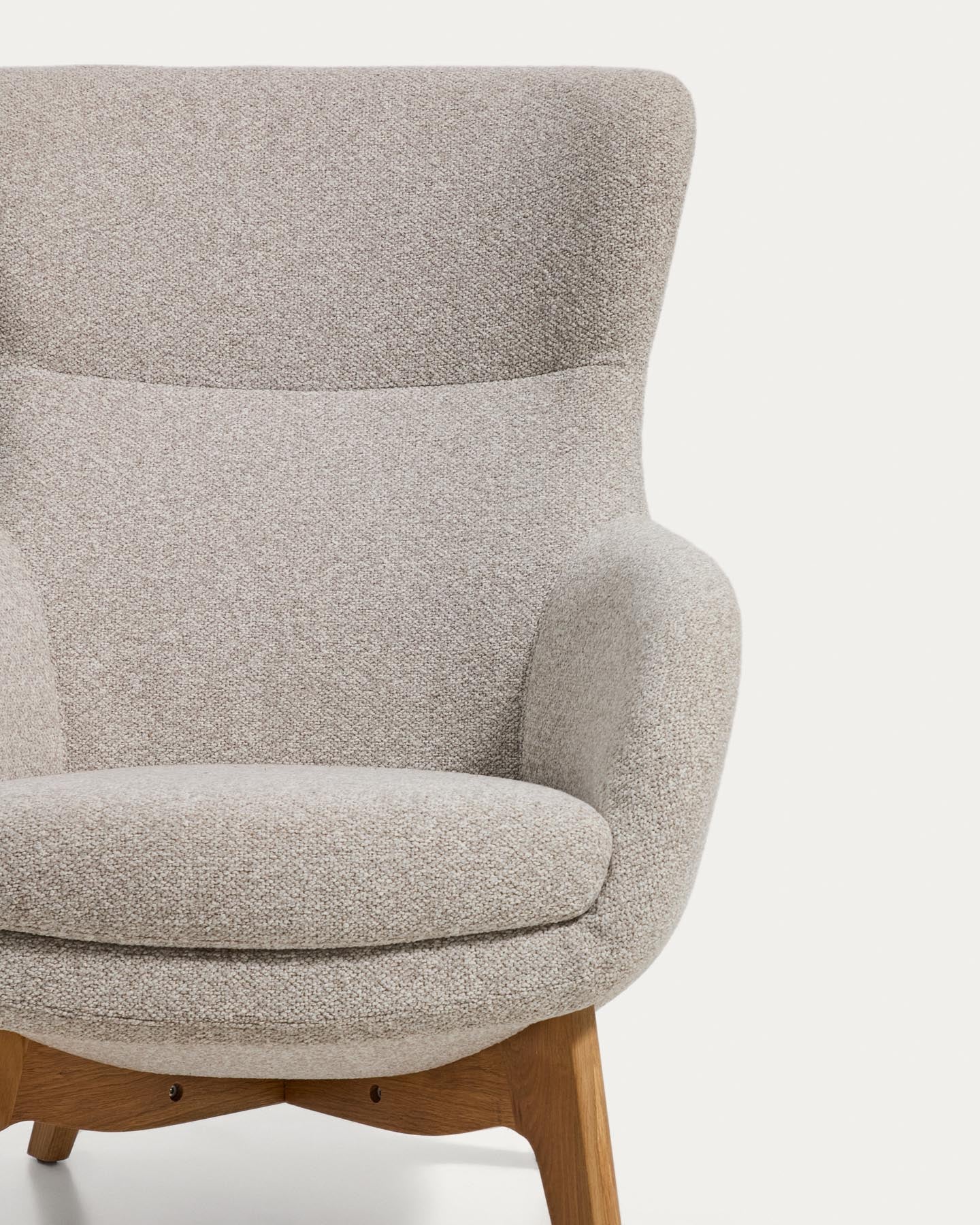 Sessel Adiran mit dicker Chenille in Beige und Beinen aus massivem Eichenholz mit natürlichem Finish in Beige präsentiert im Onlineshop von KAQTU Design AG. Sessel ist von Kave Home