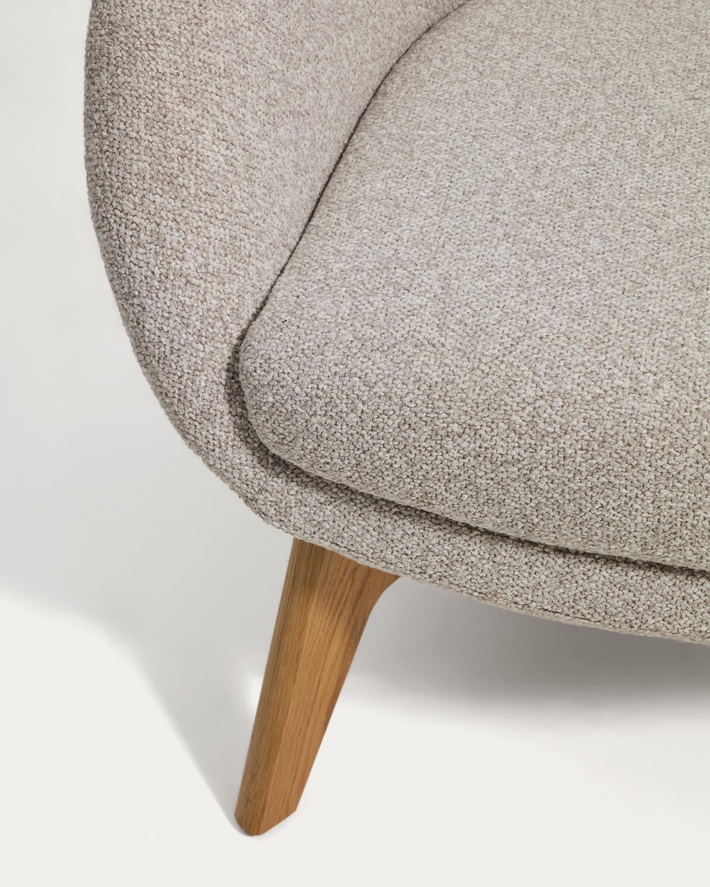 Sessel Adiran mit dicker Chenille in Beige und Beinen aus massivem Eichenholz mit natürlichem Finish in Beige präsentiert im Onlineshop von KAQTU Design AG. Sessel ist von Kave Home