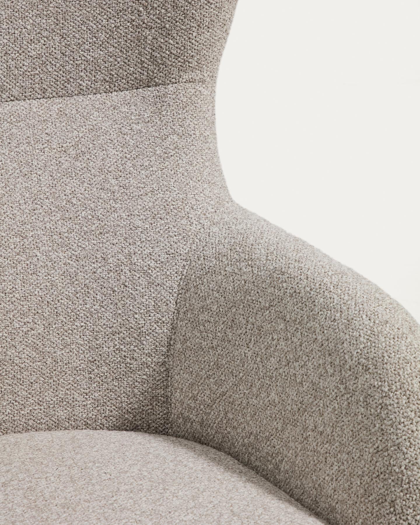 Sessel Adiran mit dicker Chenille in Beige und Beinen aus massivem Eichenholz mit natürlichem Finish in Beige präsentiert im Onlineshop von KAQTU Design AG. Sessel ist von Kave Home