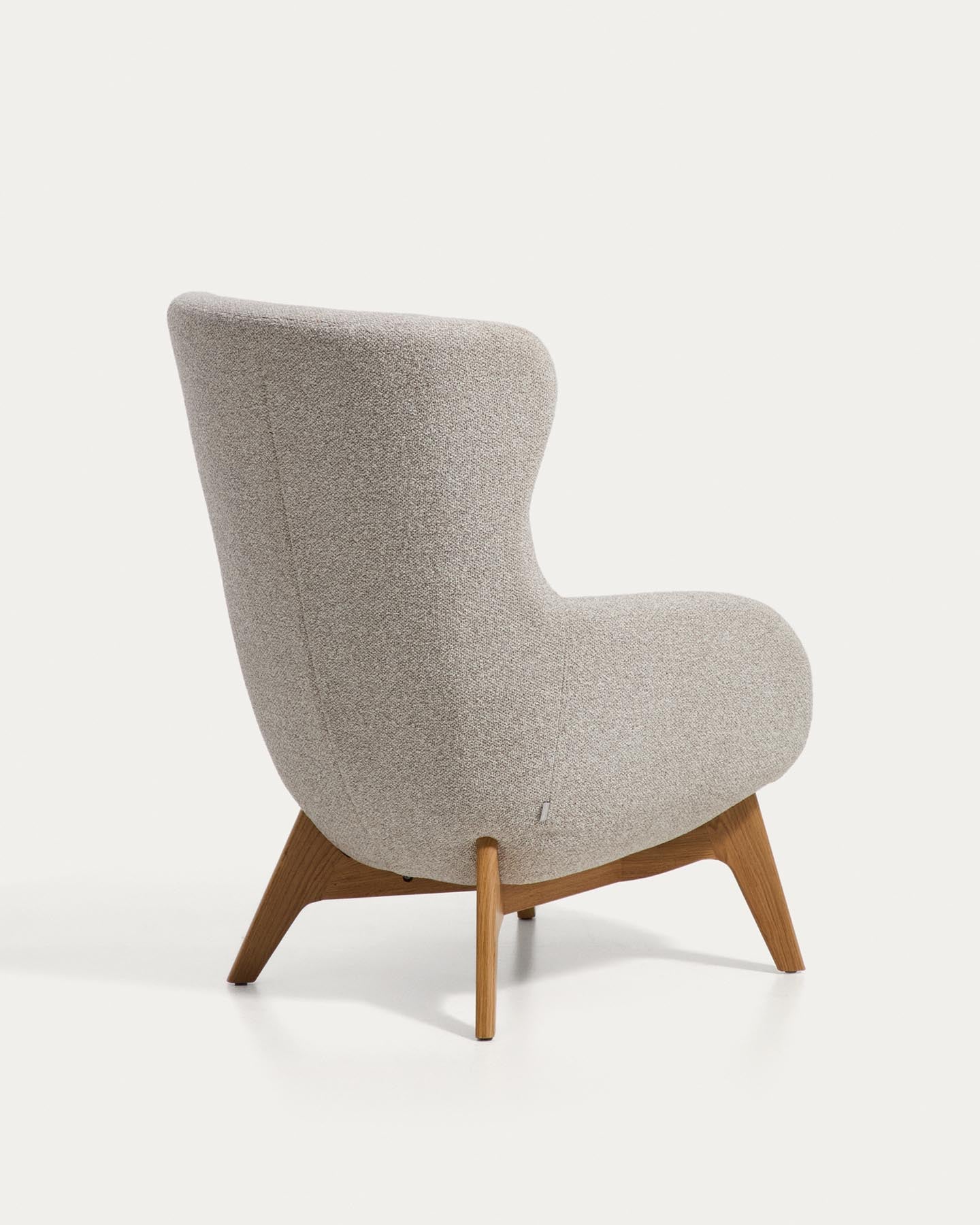 Sessel Adiran mit dicker Chenille in Beige und Beinen aus massivem Eichenholz mit natürlichem Finish in Beige präsentiert im Onlineshop von KAQTU Design AG. Sessel ist von Kave Home