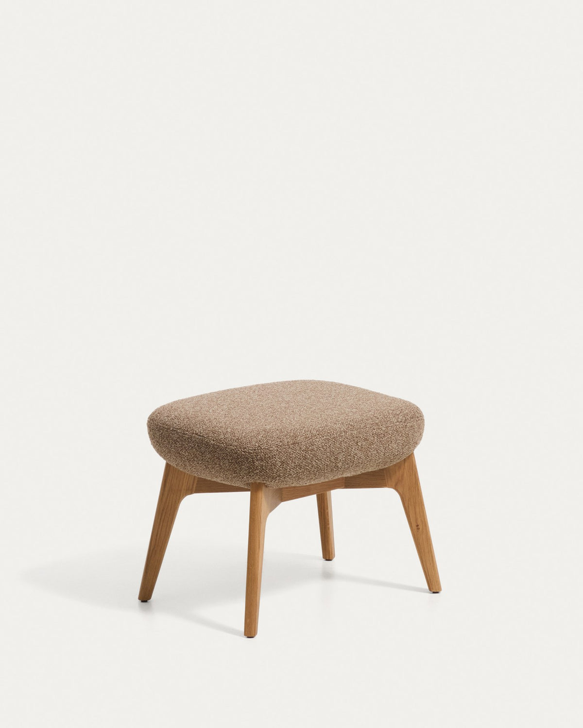 Ottoman Fussablage Adiran mit hellbraunem Chenille-Bezug und Beinen aus massivem Eichenholz mit natürlichem Finish, Kave Home.