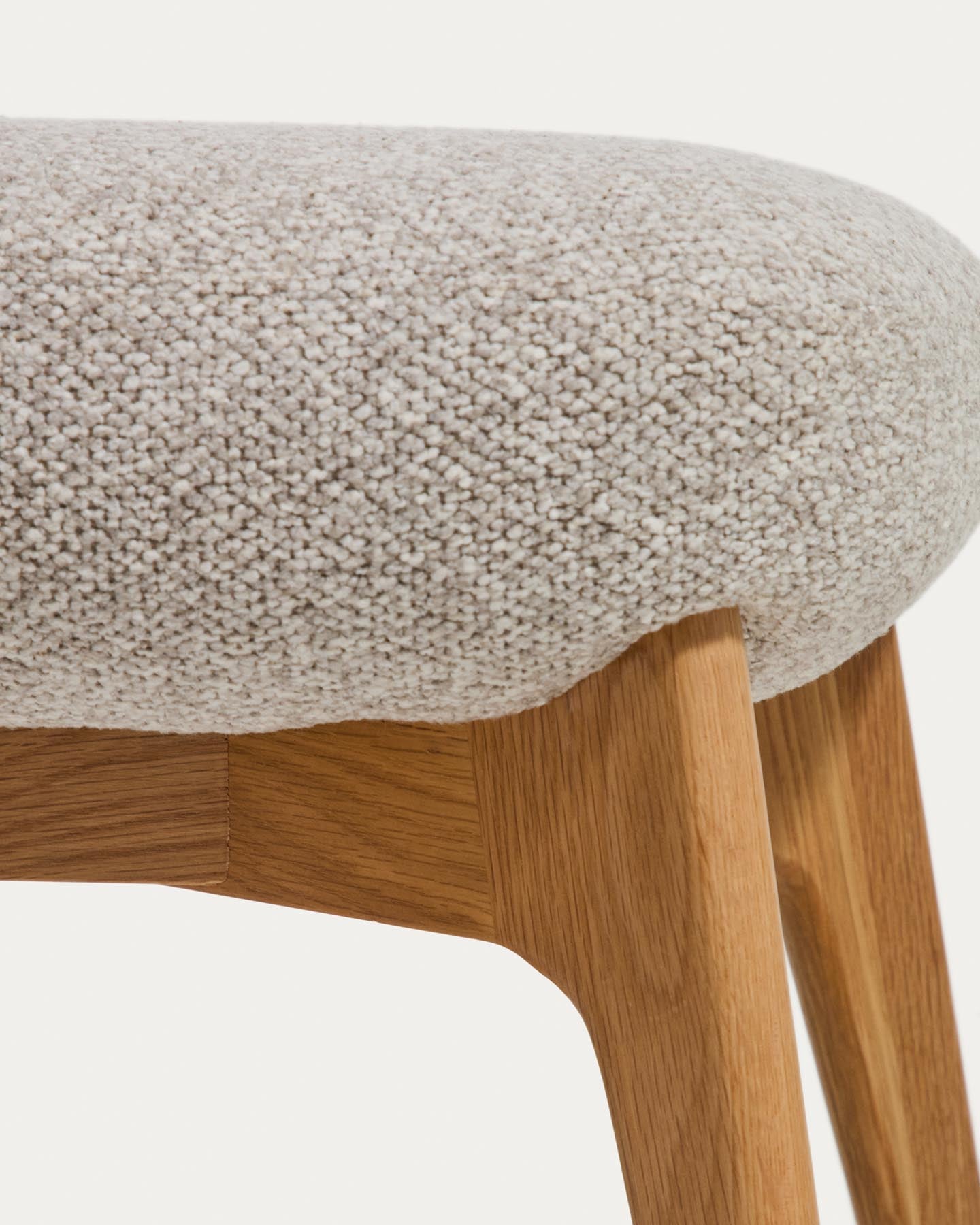 Fussablage Adiran mit dicker Chenille in Beige und Beinen aus massivem Eichenholz mit natürlichem Finish in Beige präsentiert im Onlineshop von KAQTU Design AG. Ottoman ist von Kave Home