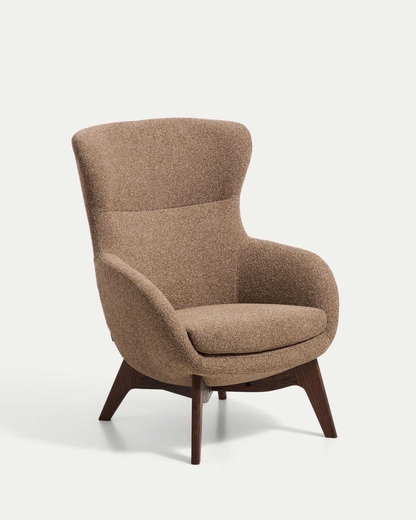 Sessel Adiran mit dicker Chenille in Hellbraun und Beinen aus massivem Eichenholz mit Nussbaum-Finish in Hellbraun präsentiert im Onlineshop von KAQTU Design AG. Sessel ist von Kave Home