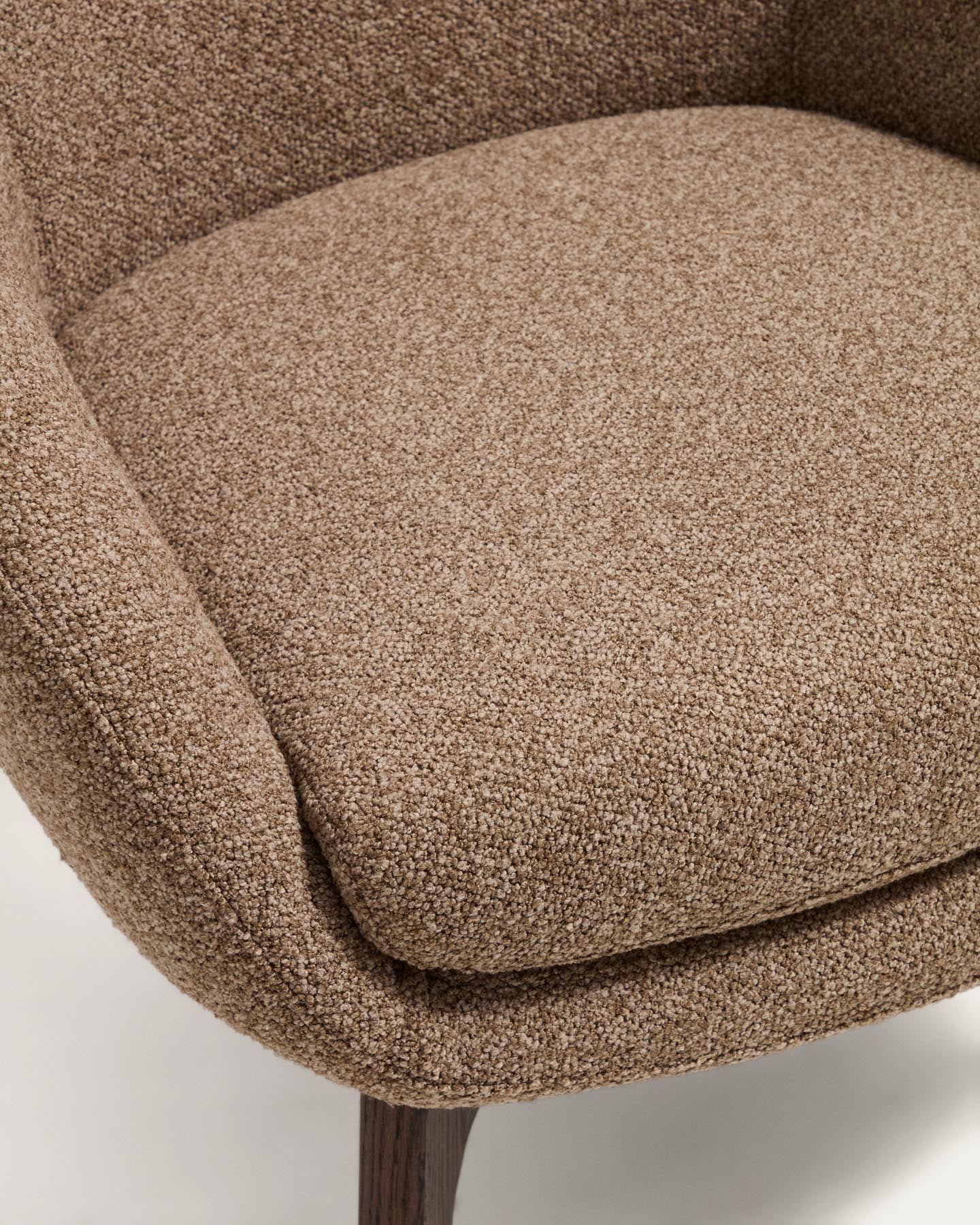Sessel Adiran mit dicker Chenille in Hellbraun und Beinen aus massivem Eichenholz mit Nussbaum-Finish in Hellbraun präsentiert im Onlineshop von KAQTU Design AG. Sessel ist von Kave Home