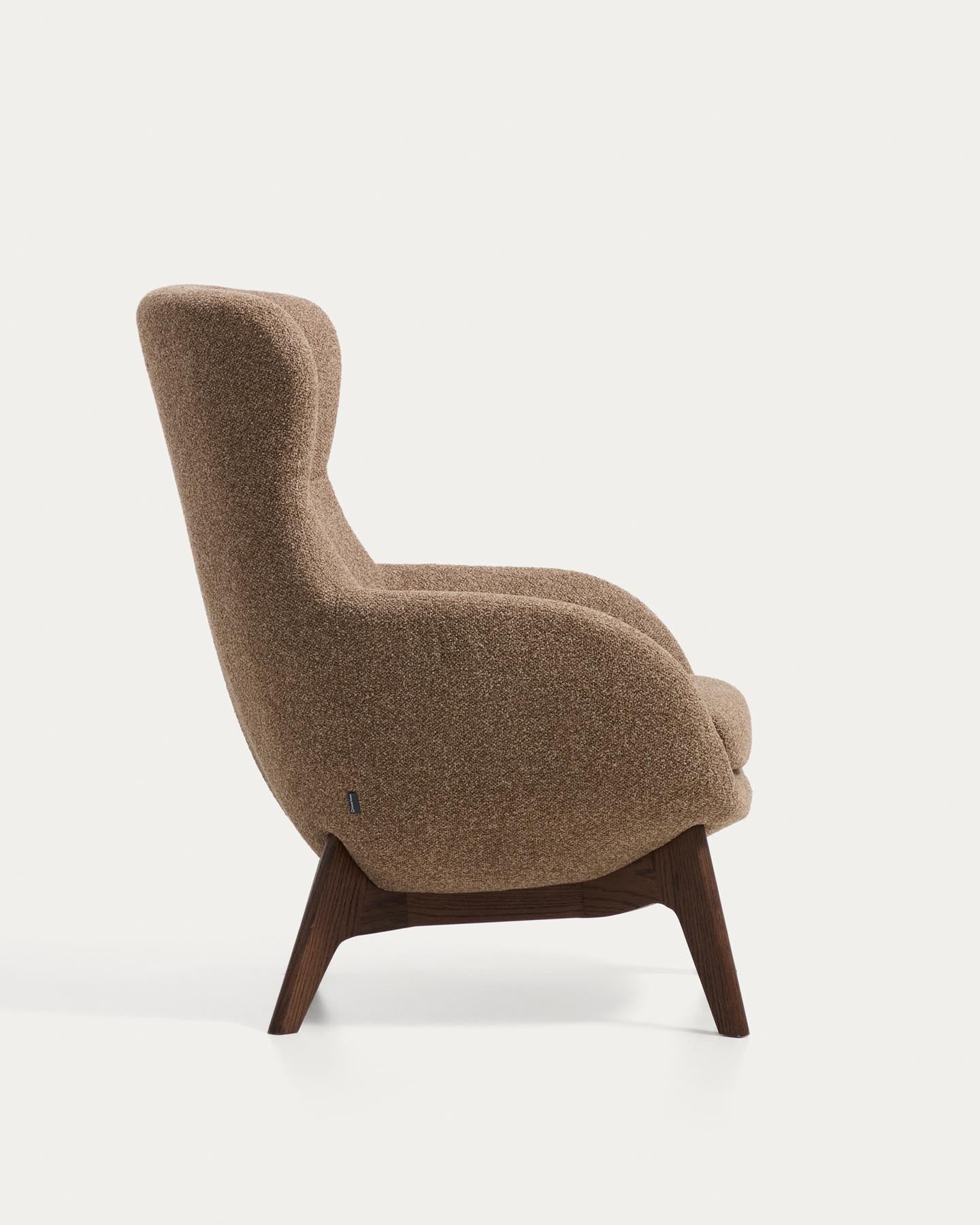 Sessel Adiran mit dicker Chenille in Hellbraun und Beinen aus massivem Eichenholz mit Nussbaum-Finish in Hellbraun präsentiert im Onlineshop von KAQTU Design AG. Sessel ist von Kave Home