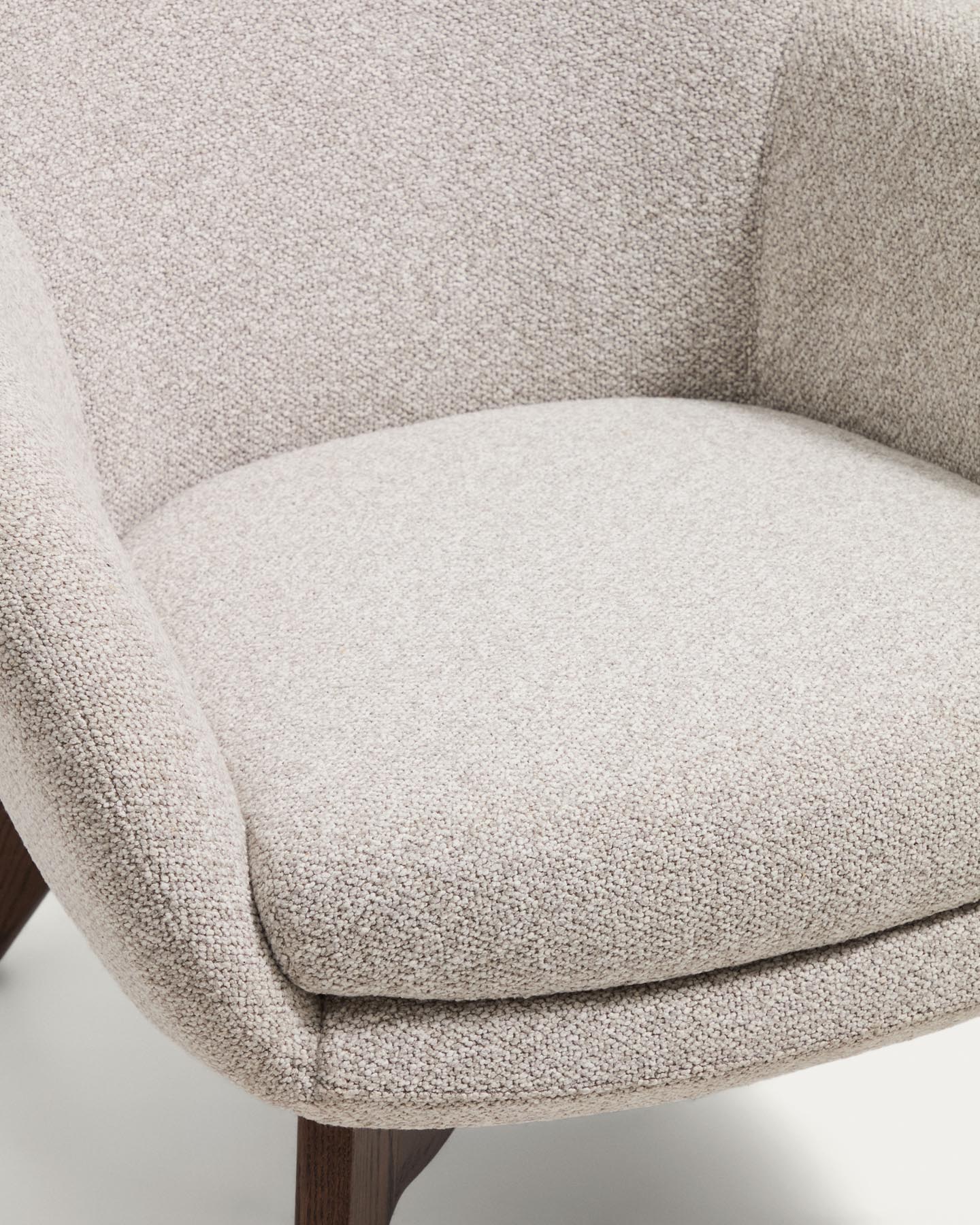 Sessel Adiran mit dicker Chenille in Beige und Beinen aus massivem Eichenholz mit Nussbaum-Finish in Beige präsentiert im Onlineshop von KAQTU Design AG. Sessel ist von Kave Home