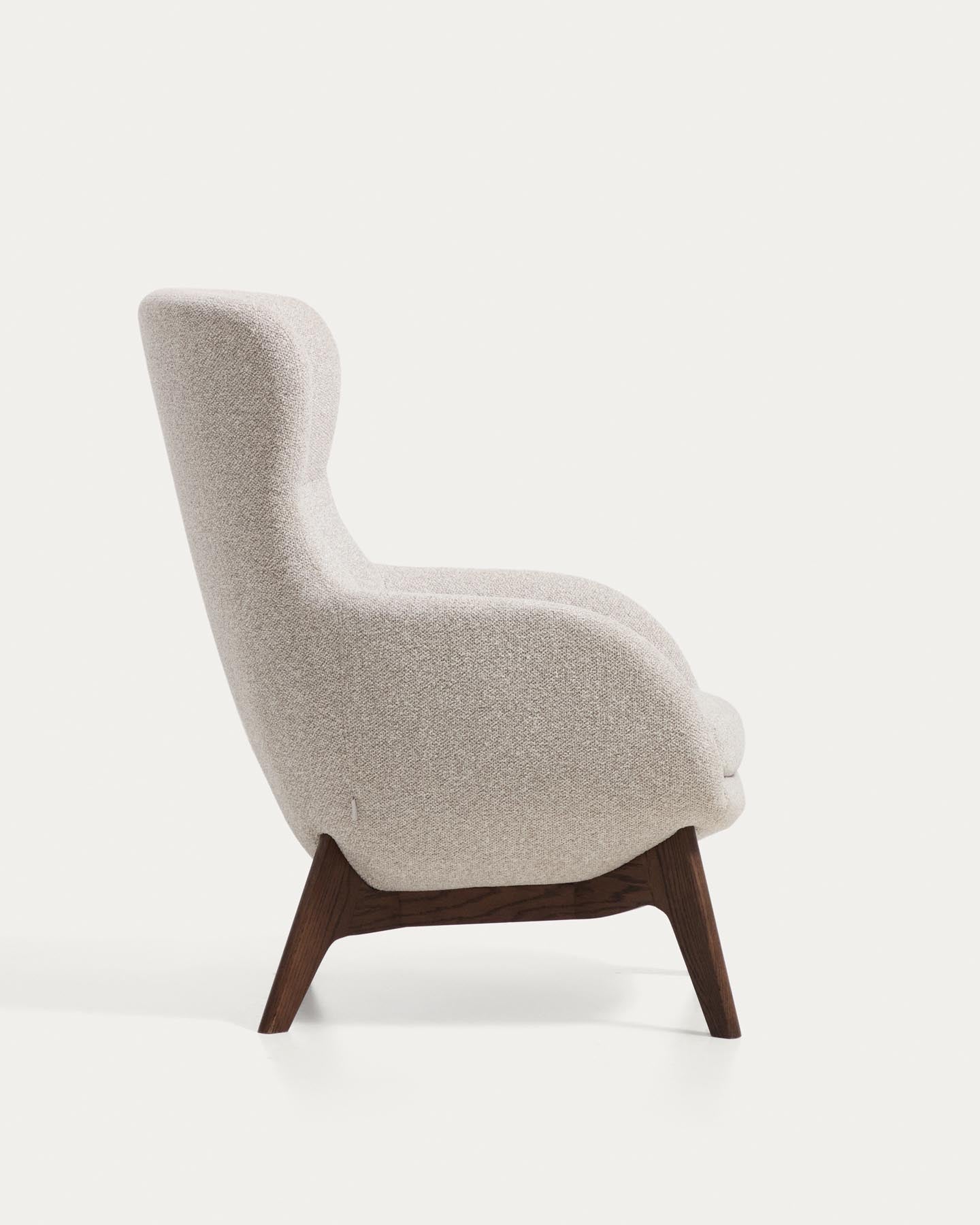 Sessel Adiran mit dicker Chenille in Beige und Beinen aus massivem Eichenholz mit Nussbaum-Finish in Beige präsentiert im Onlineshop von KAQTU Design AG. Sessel ist von Kave Home