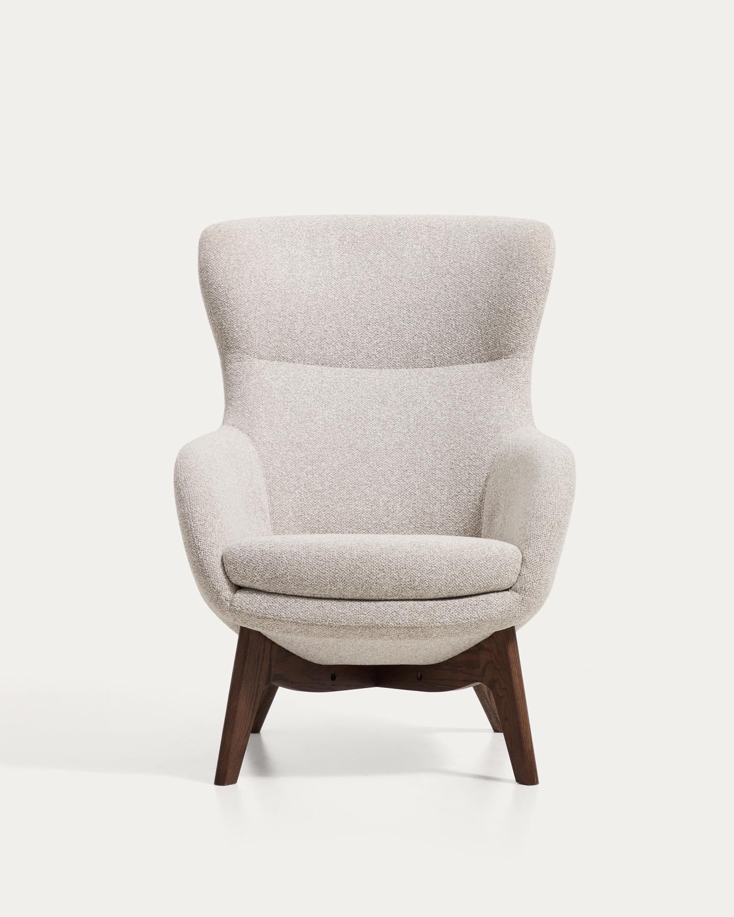 Sessel Adiran mit dicker Chenille in Beige und Beinen aus massivem Eichenholz mit Nussbaum-Finish in Beige präsentiert im Onlineshop von KAQTU Design AG. Sessel ist von Kave Home
