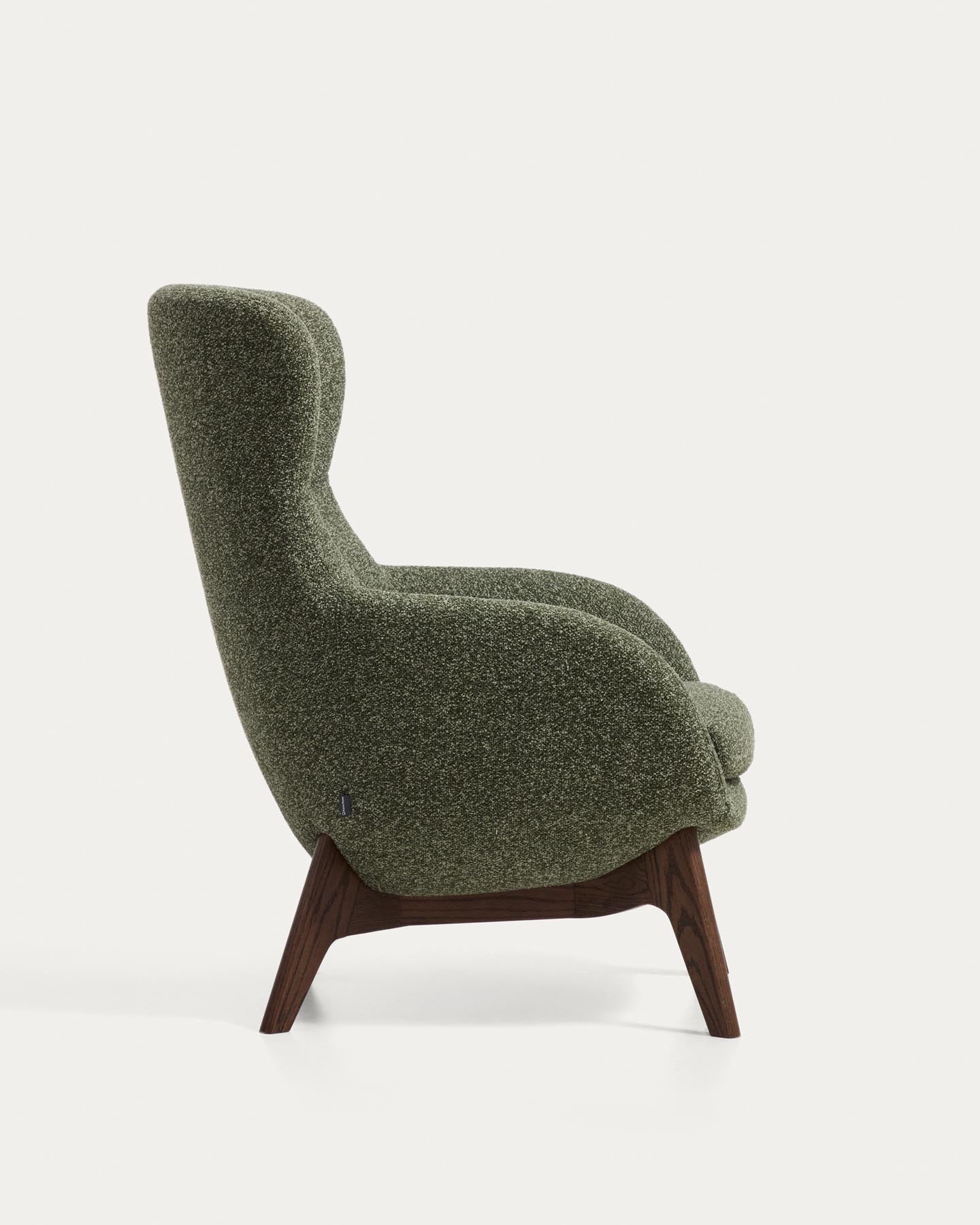 Sessel Adiran mit dicker Chenille in Moosgrün und Beinen aus massivem Eichenholz mit Nussbaum-Finish in Dunkelgrün präsentiert im Onlineshop von KAQTU Design AG. Sessel ist von Kave Home
