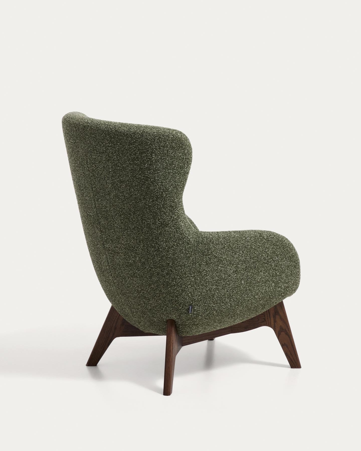 Sessel Adiran mit dicker Chenille in Moosgrün und Beinen aus massivem Eichenholz mit Nussbaum-Finish in Dunkelgrün präsentiert im Onlineshop von KAQTU Design AG. Sessel ist von Kave Home