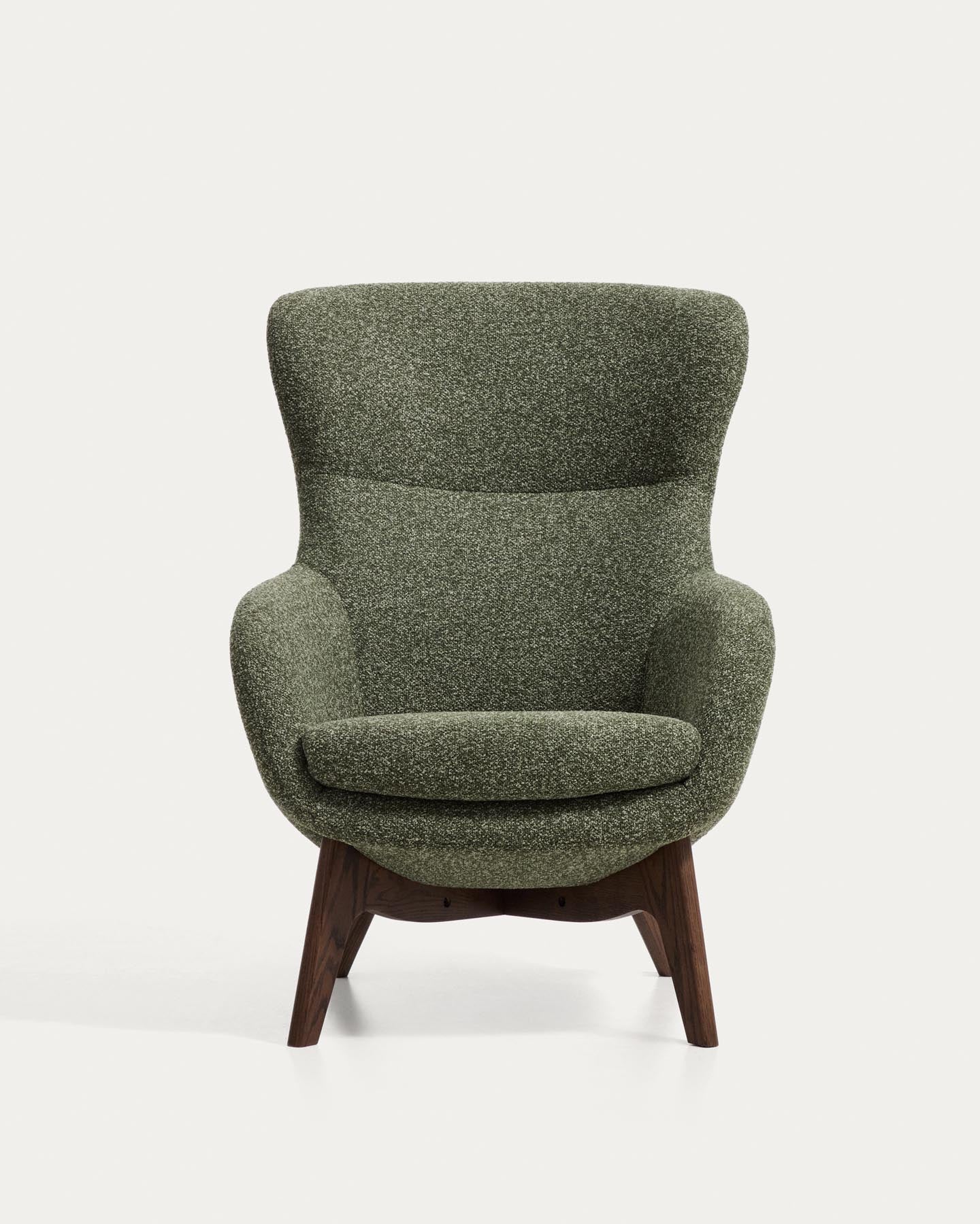 Sessel Adiran mit dicker Chenille in Moosgrün und Beinen aus massivem Eichenholz mit Nussbaum-Finish in Dunkelgrün präsentiert im Onlineshop von KAQTU Design AG. Sessel ist von Kave Home
