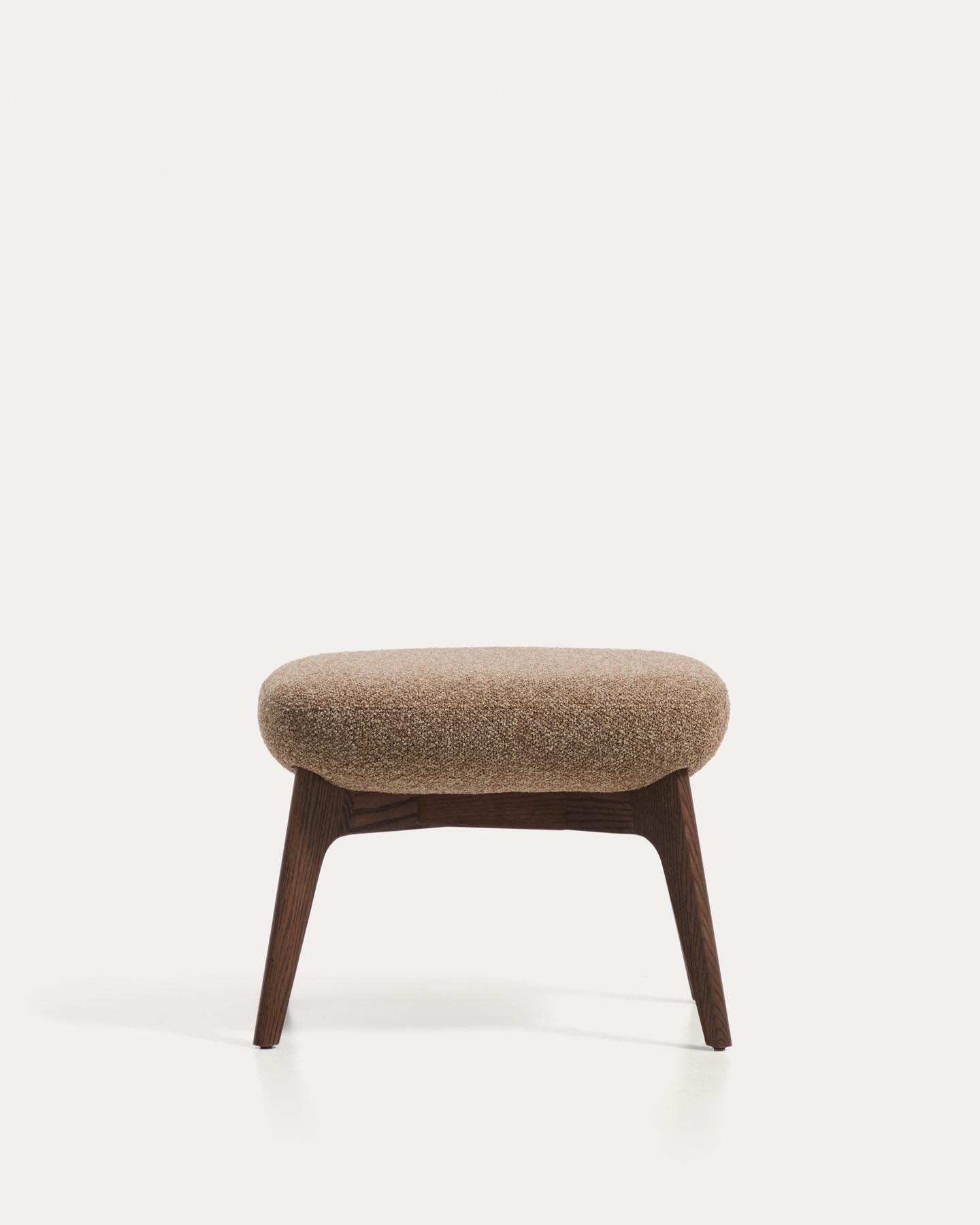 Fussablage Adiran mit dicker Chenille in Hellbraun und Beinen aus massivem Eichenholz mit Nussbaum-Finish in Hellbraun präsentiert im Onlineshop von KAQTU Design AG. Ottoman ist von Kave Home