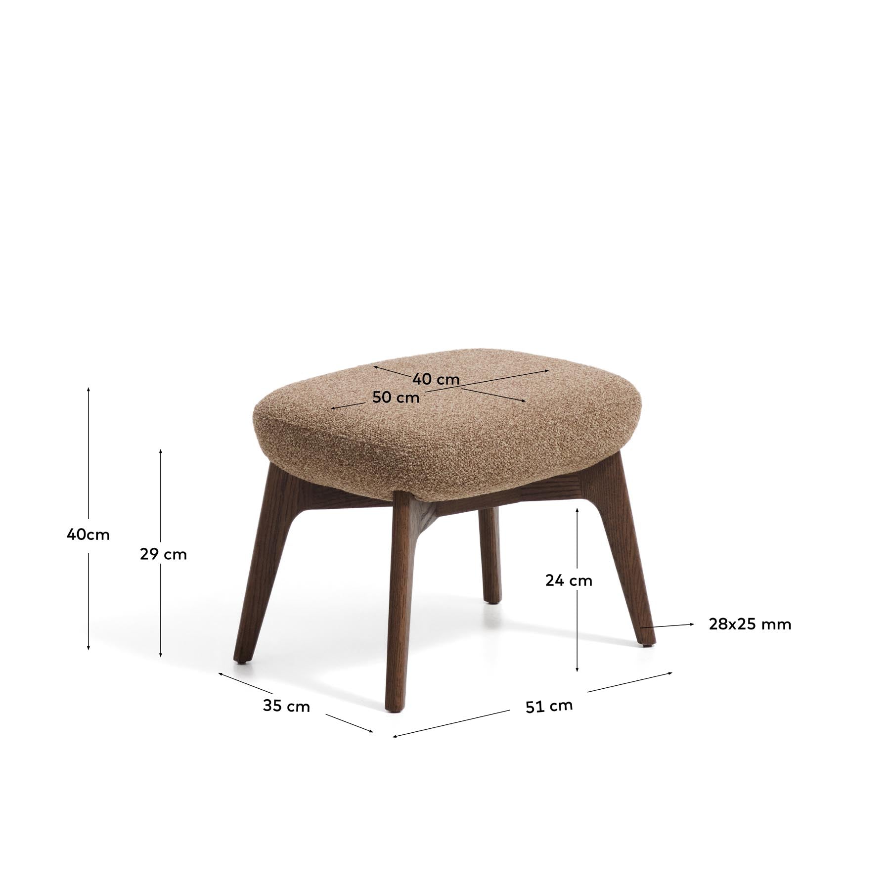 Fussablage Adiran mit dicker Chenille in Hellbraun und Beinen aus massivem Eichenholz mit Nussbaum-Finish in Hellbraun präsentiert im Onlineshop von KAQTU Design AG. Ottoman ist von Kave Home