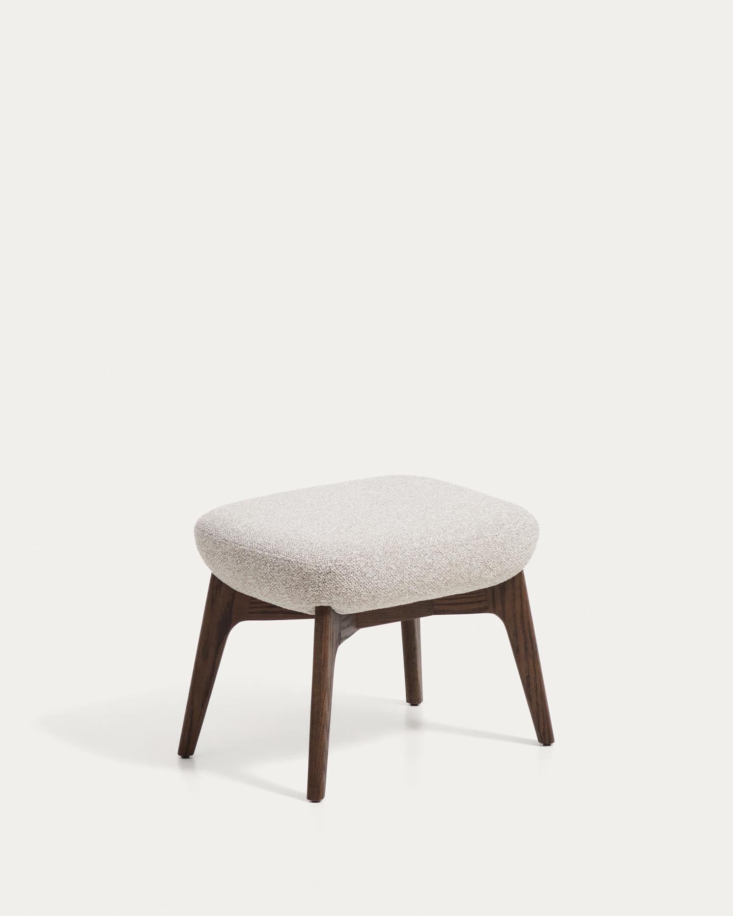 Fussablage Adiran mit dicker Chenille in Beige und Beinen aus massivem Eichenholz mit Nussbaum-Finish in Beige präsentiert im Onlineshop von KAQTU Design AG. Ottoman ist von Kave Home