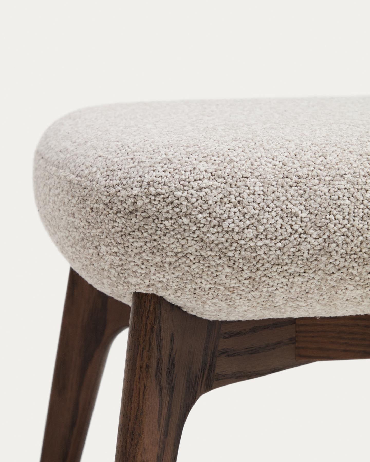 Fussablage Adiran mit dicker Chenille in Beige und Beinen aus massivem Eichenholz mit Nussbaum-Finish in Beige präsentiert im Onlineshop von KAQTU Design AG. Ottoman ist von Kave Home