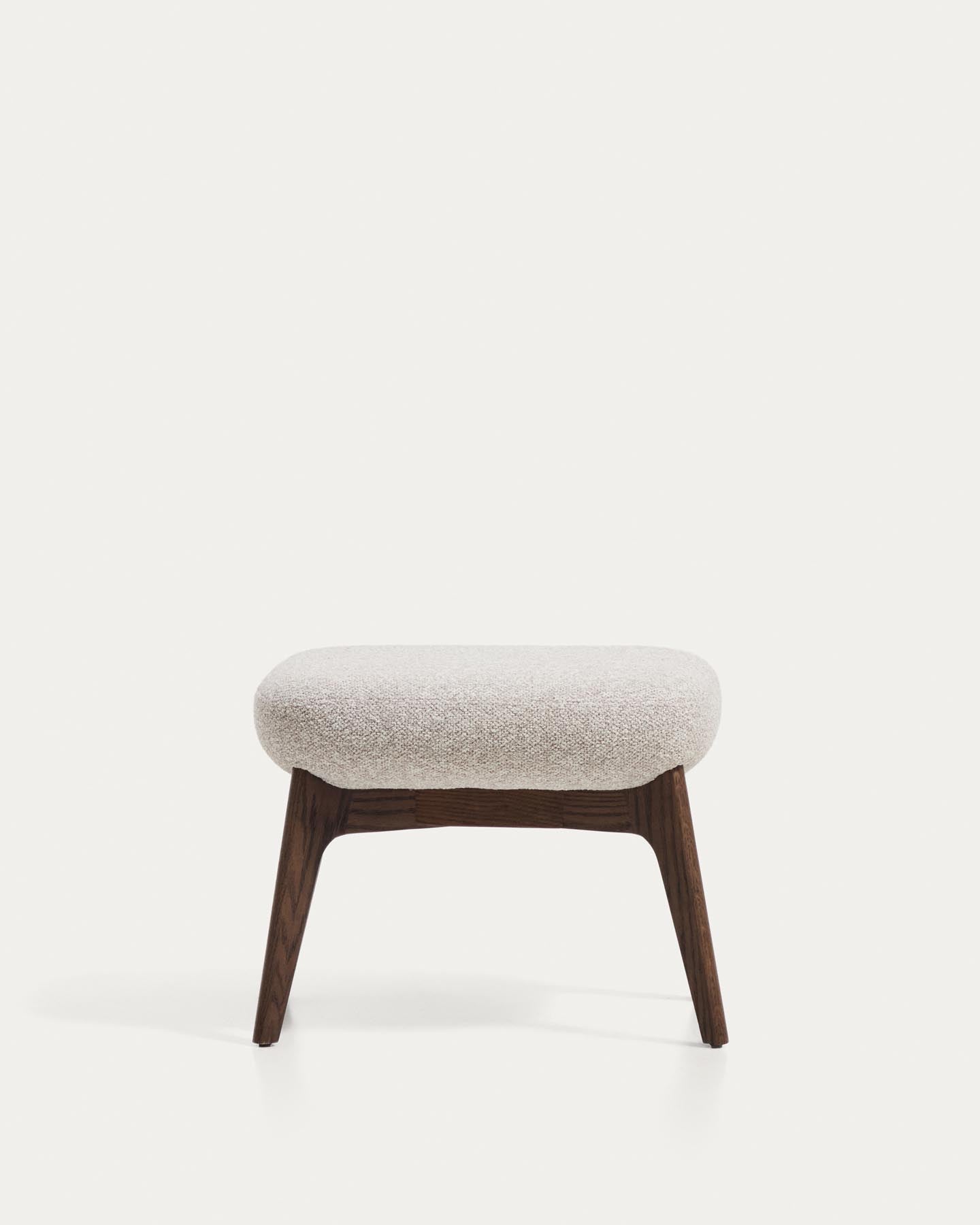 Fussablage Adiran mit dicker Chenille in Beige und Beinen aus massivem Eichenholz mit Nussbaum-Finish in Beige präsentiert im Onlineshop von KAQTU Design AG. Ottoman ist von Kave Home