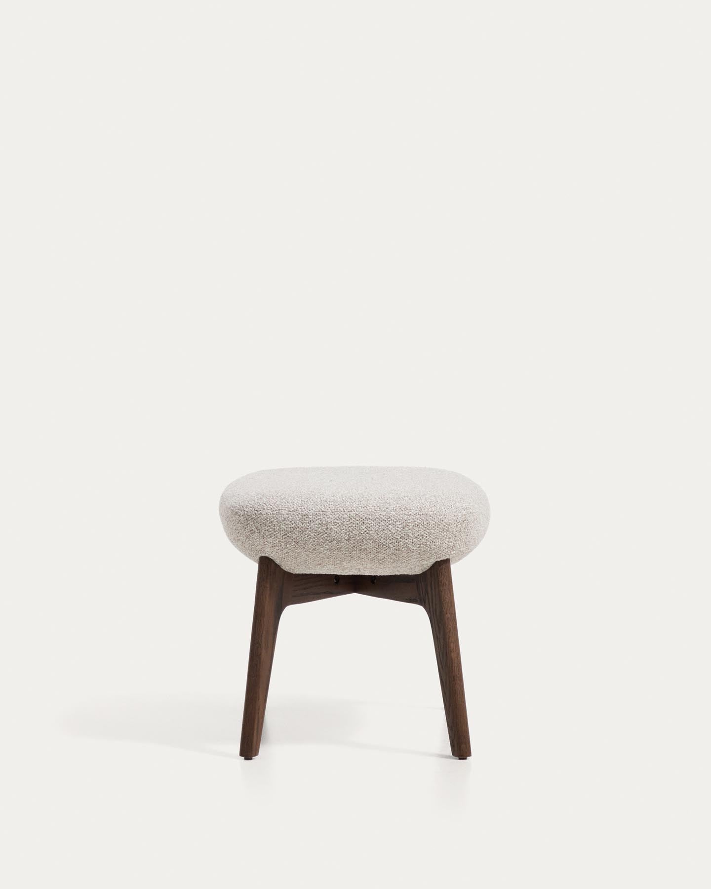 Fussablage Adiran mit dicker Chenille in Beige und Beinen aus massivem Eichenholz mit Nussbaum-Finish in Beige präsentiert im Onlineshop von KAQTU Design AG. Ottoman ist von Kave Home