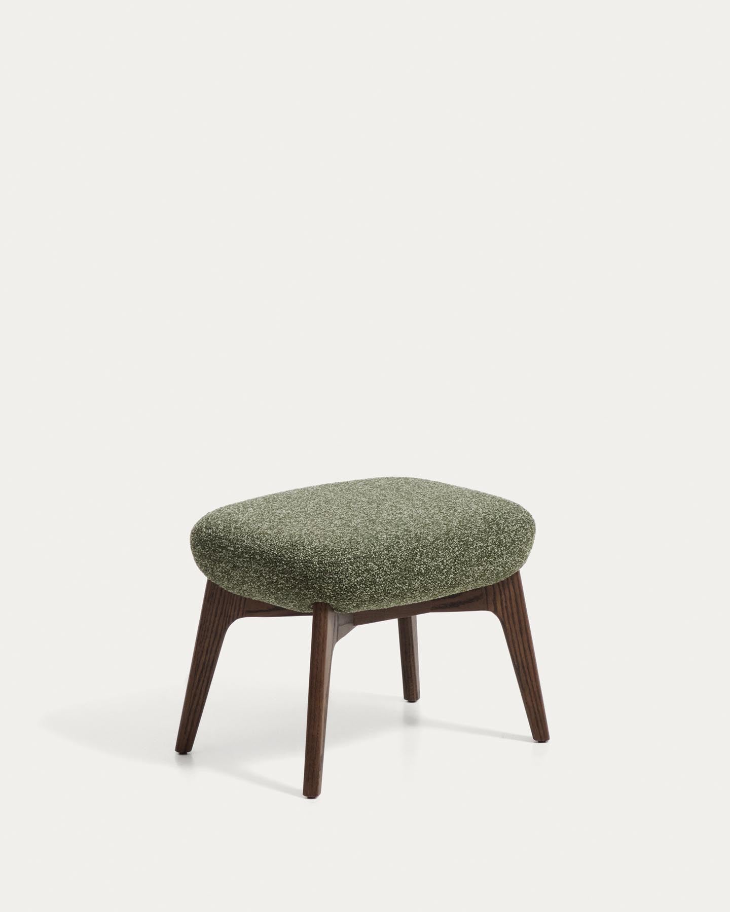 Fussablage Adiran mit dicker Chenille in Moosgrün und Beinen aus massivem Eichenholz mit Nussbaum-Finish in Dunkelgrün präsentiert im Onlineshop von KAQTU Design AG. Ottoman ist von Kave Home