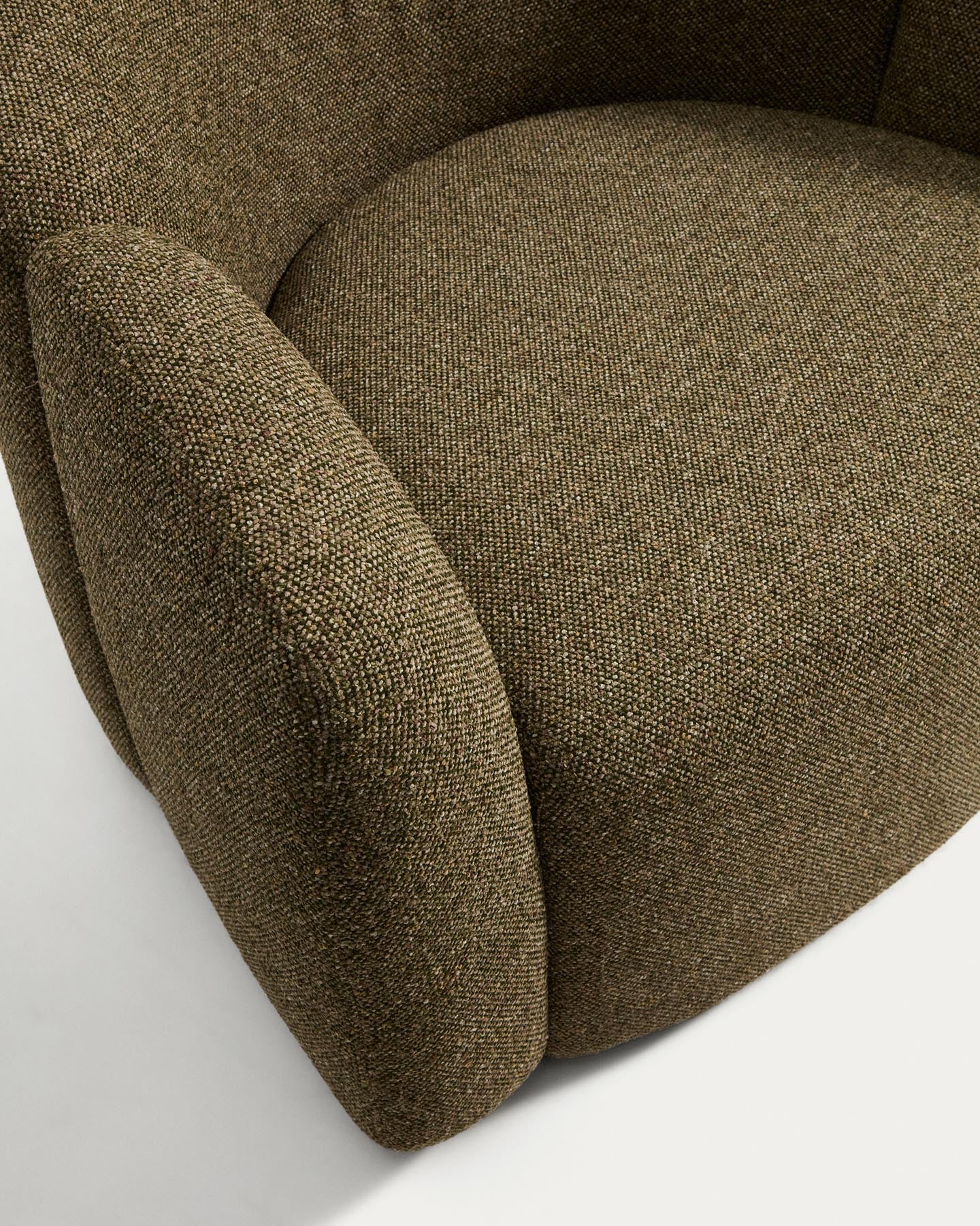 Sessel Corvena aus Chenille in Olivgrün FSC-Mix-Kredit 98 cm in Grün präsentiert im Onlineshop von KAQTU Design AG. Sessel ist von Kave Home