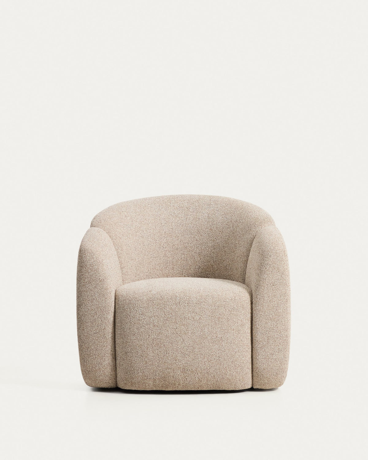 Sessel Corvena in Beige mit Chenille-Bezug, abgerundeter Silhouette, integrierten Armlehnen und Kunststoffgleitern, Ansicht von vorne.