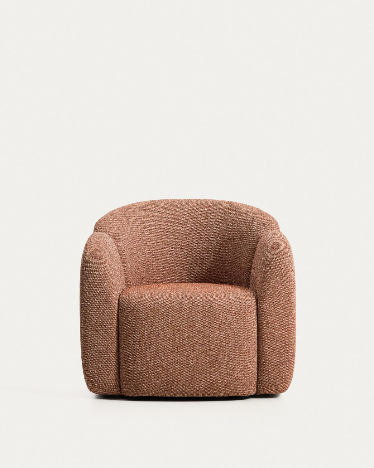 Sessel Corvena mit Chenille-Bezug in Terrakotta, runde Formen, integrierte Armlehnen und Kunststoffgleiter, Holzgestell aus Pappelsperrholz.