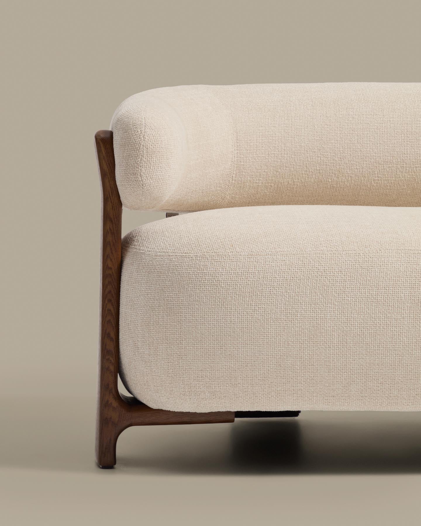 2-Sitzer-Sofa Granite mit beiger Chenille und Beinen aus massivem Eschenholz mit Nussbaumfinish, 155 cm, FSC 100 % in Beige präsentiert im Onlineshop von KAQTU Design AG. 2er Sofa ist von Kave Home