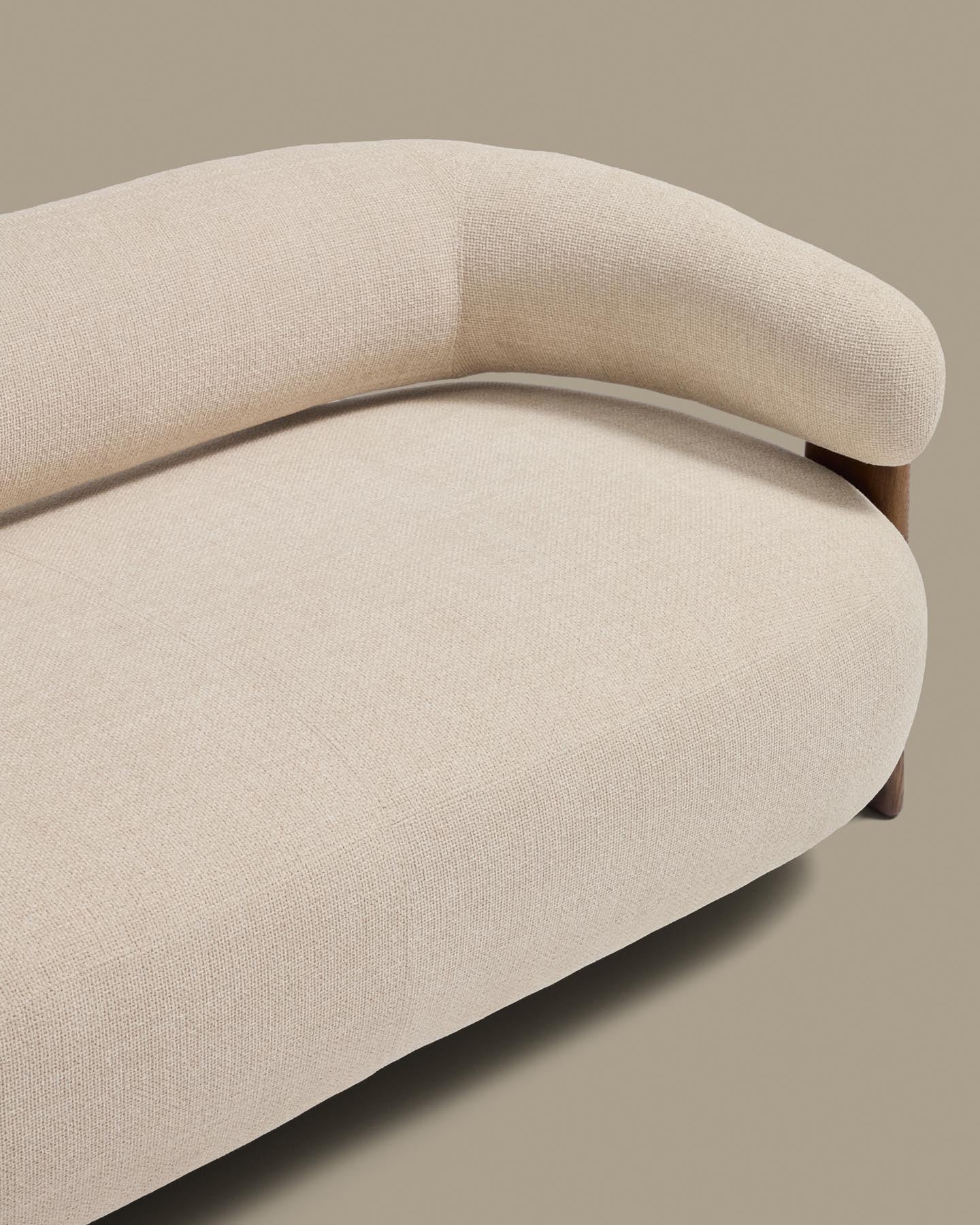 2-Sitzer-Sofa Granite mit beiger Chenille und Beinen aus massivem Eschenholz mit Nussbaumfinish, 155 cm, FSC 100 % in Beige präsentiert im Onlineshop von KAQTU Design AG. 2er Sofa ist von Kave Home