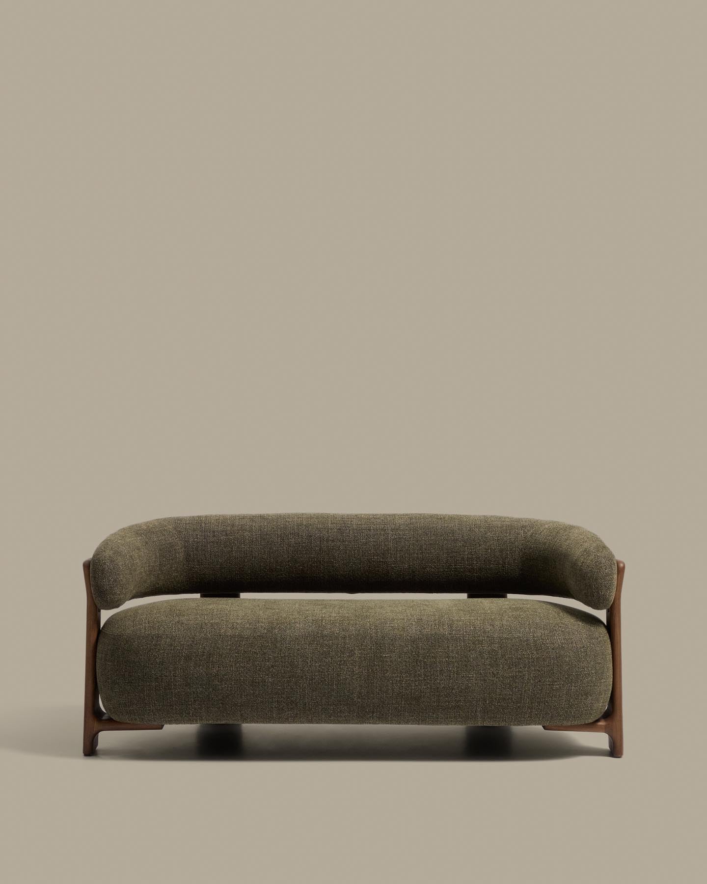 2-Sitzer-Sofa Granite mit grüner Chenille und Beinen aus massivem Eschenholz mit Nussbaumfinish, 155 cm, FSC 100 % in Dunkelgrün präsentiert im Onlineshop von KAQTU Design AG. 2er Sofa ist von Kave Home