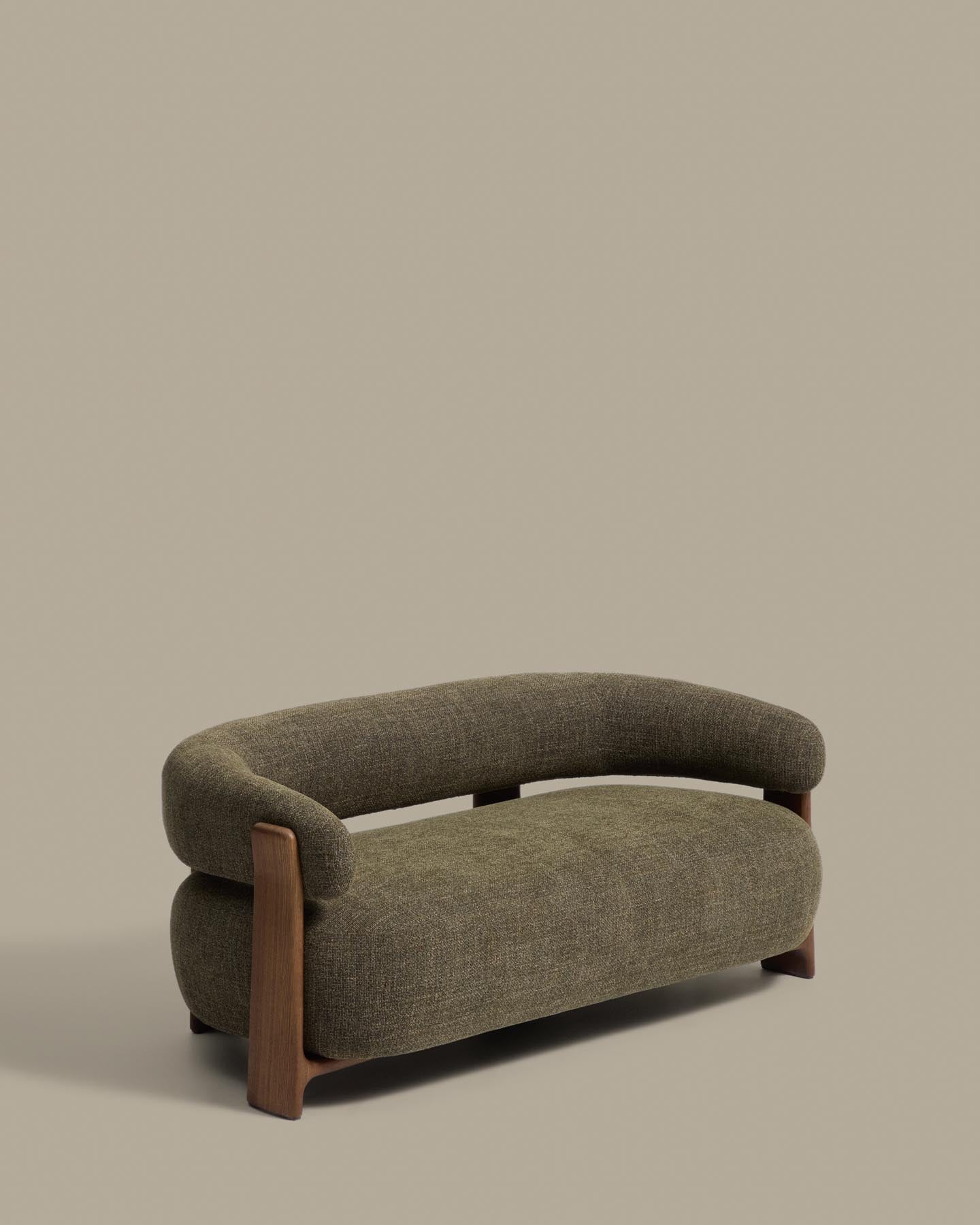 2-Sitzer-Sofa Granite mit grüner Chenille und Beinen aus massivem Eschenholz mit Nussbaumfinish, 155 cm, FSC 100 % in Dunkelgrün präsentiert im Onlineshop von KAQTU Design AG. 2er Sofa ist von Kave Home