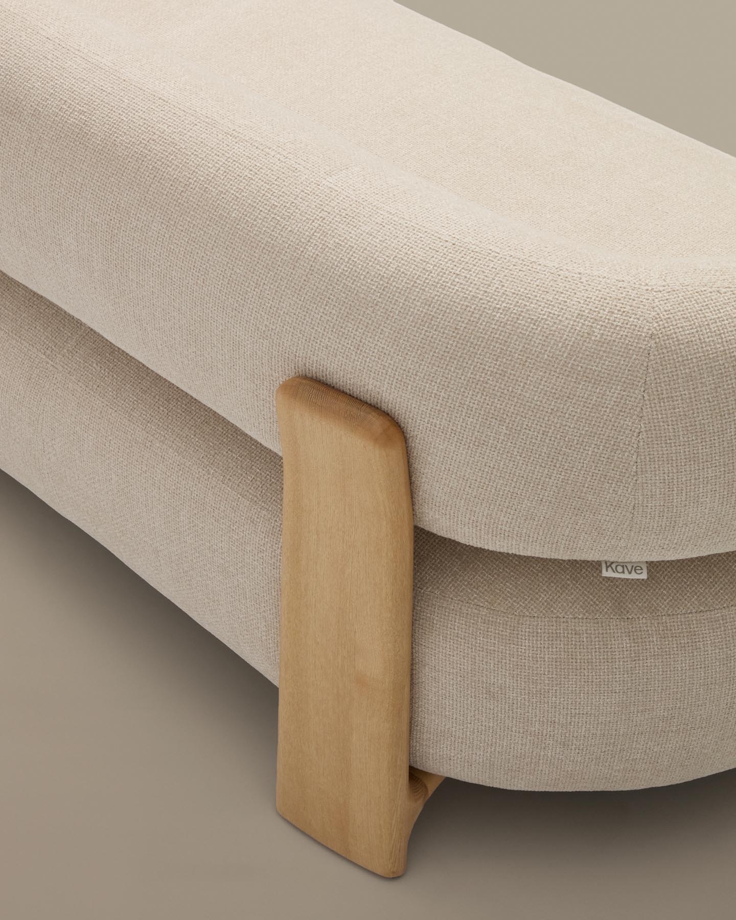 2-Sitzer-Sofa Granite mit beiger Chenille und Beinen aus massivem Eschenholz mit natürlichem Finish, 155 cm, FSC 100 % in Beige präsentiert im Onlineshop von KAQTU Design AG. 2er Sofa ist von Kave Home