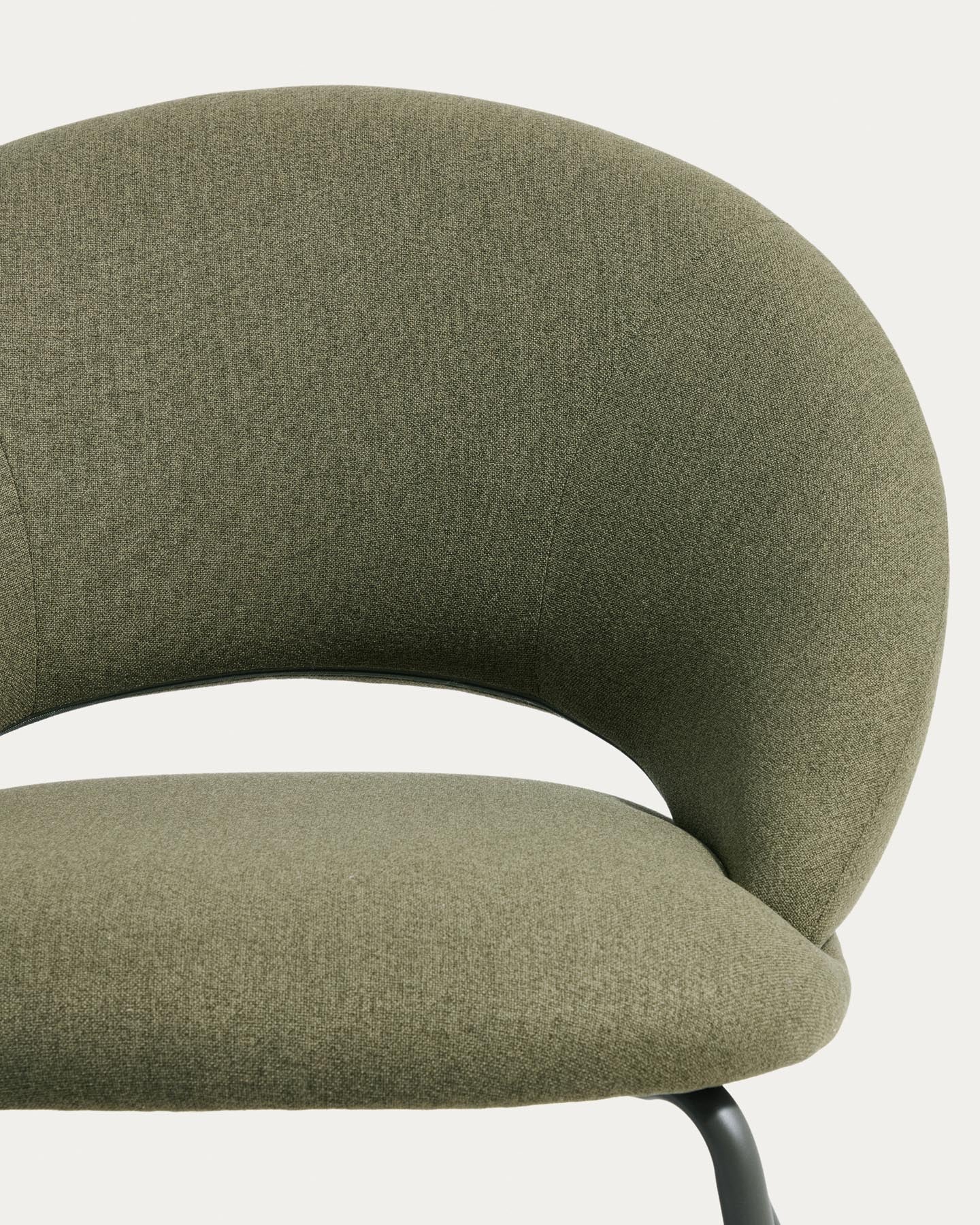 Sessel Bonali mit grüner Chenille und grünen Metallbeinen, FSC Mix Credit in Grün präsentiert im Onlineshop von KAQTU Design AG. Sessel ist von Kave Home