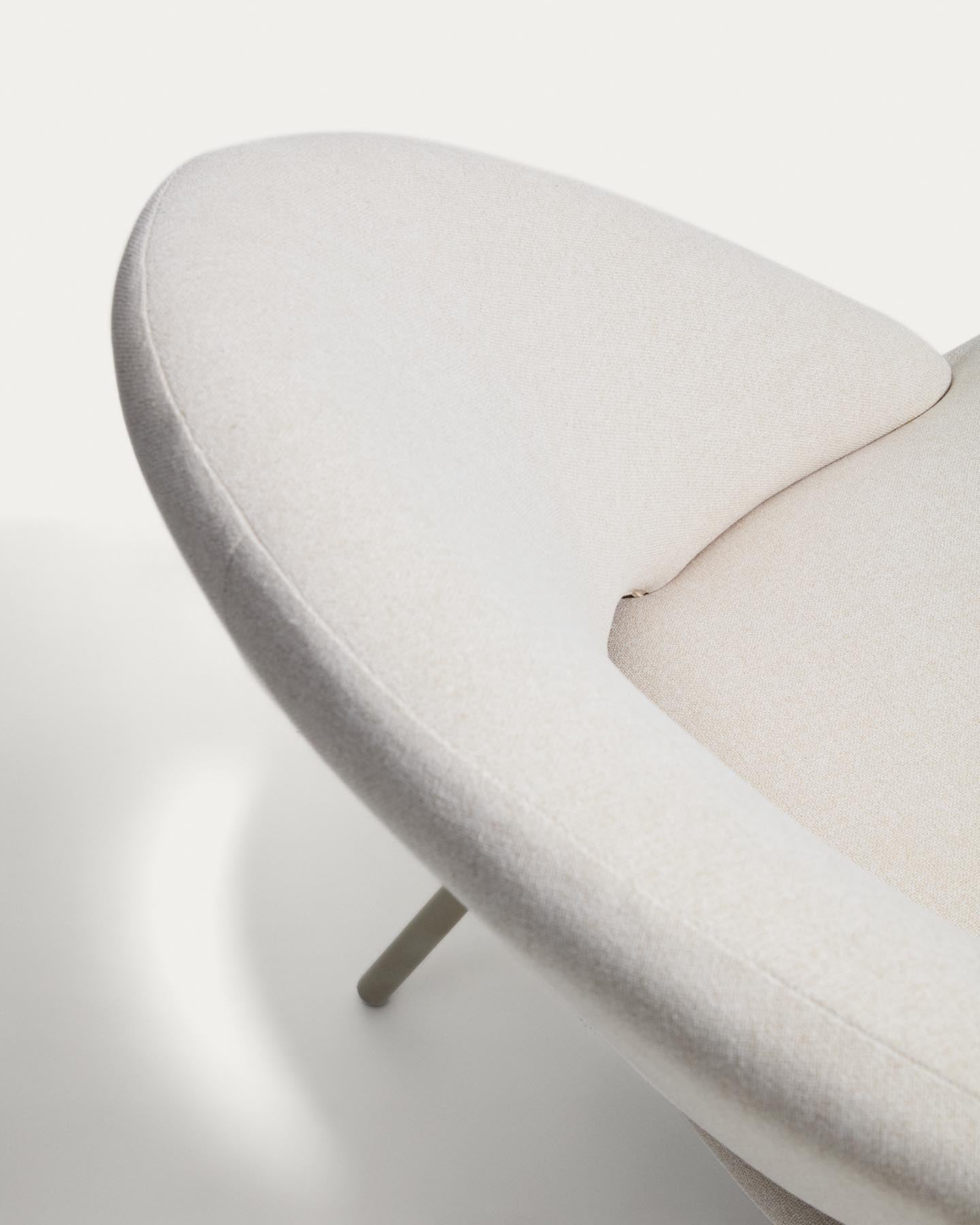 Sessel Bonali mit beiger Chenille und beigen Metallbeinen, FSC Mix Credit in Beige präsentiert im Onlineshop von KAQTU Design AG. Sessel ist von Kave Home
