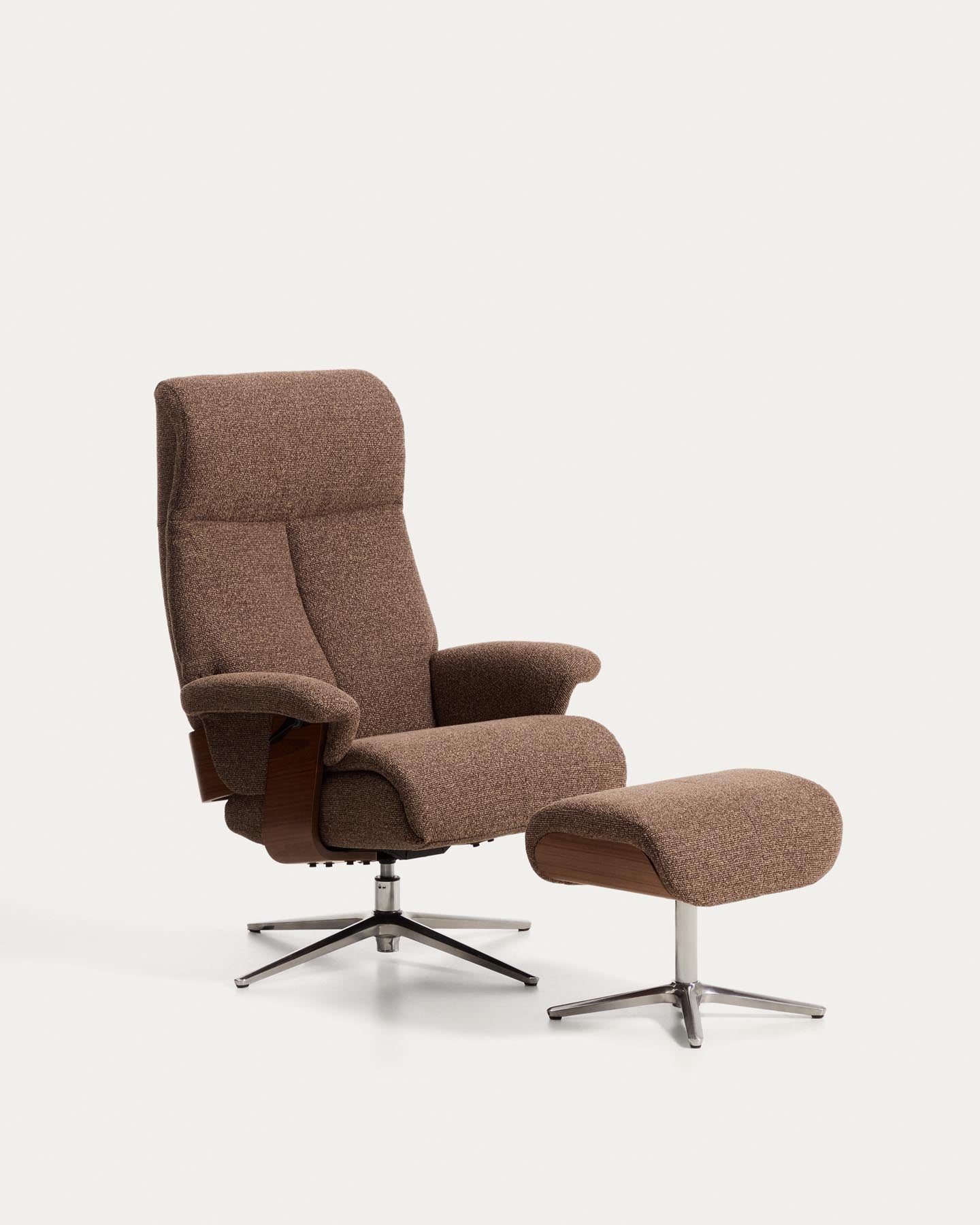 Verstellbarer Drehsessel Toriel mit Fussablage in schokobraunem Microbouclé und mit Beinen aus Aluminium, FSC Mix Credit in Dunkelbraun präsentiert im Onlineshop von KAQTU Design AG. Drehsessel ist von Kave Home