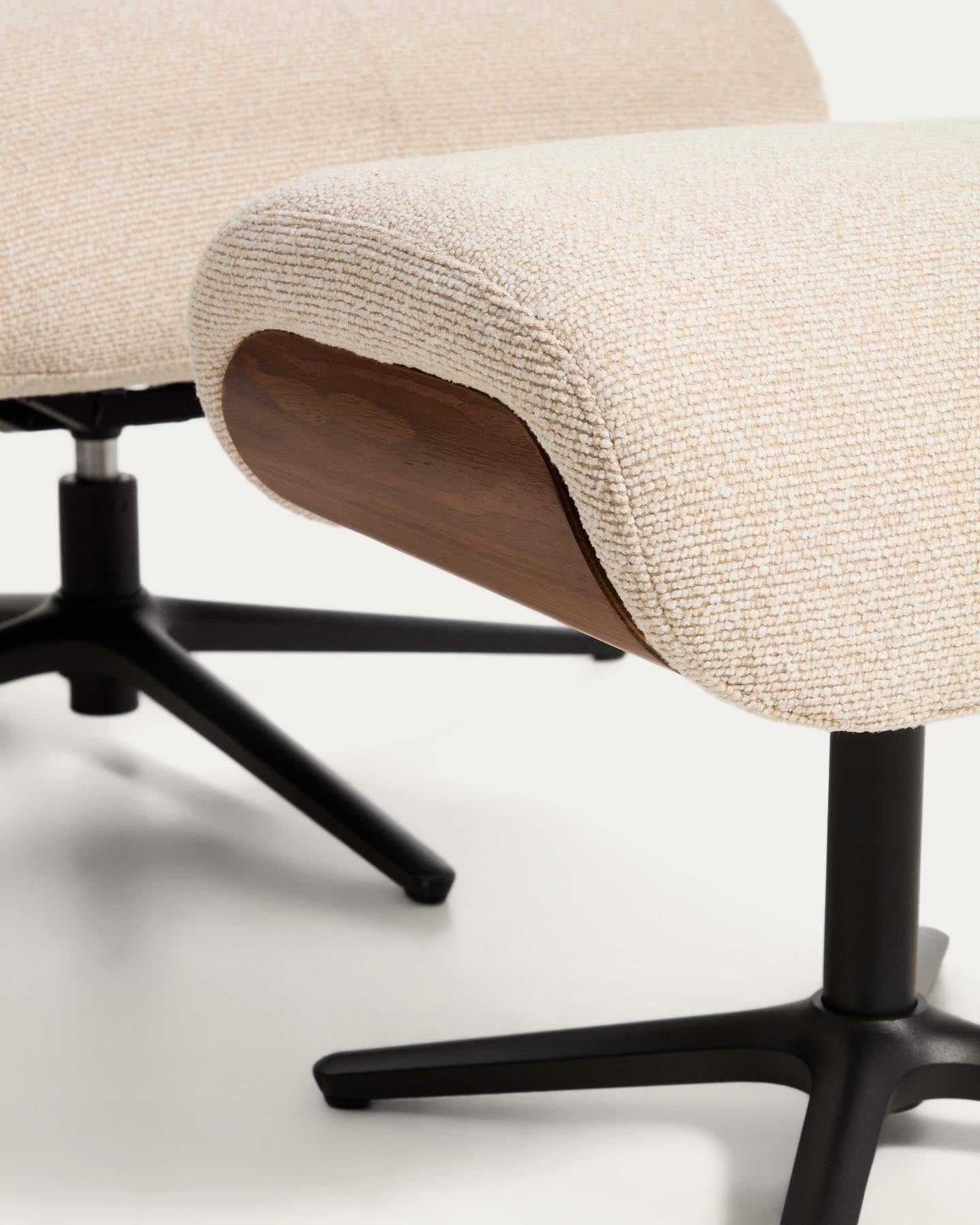 Verstellbarer Drehsessel Toriel mit Fussablage in beigem Microbouclé und mit Beinen aus Aluminium mit schwarzem Finish, FSC Mix Credit in Beige präsentiert im Onlineshop von KAQTU Design AG. Drehsessel ist von Kave Home