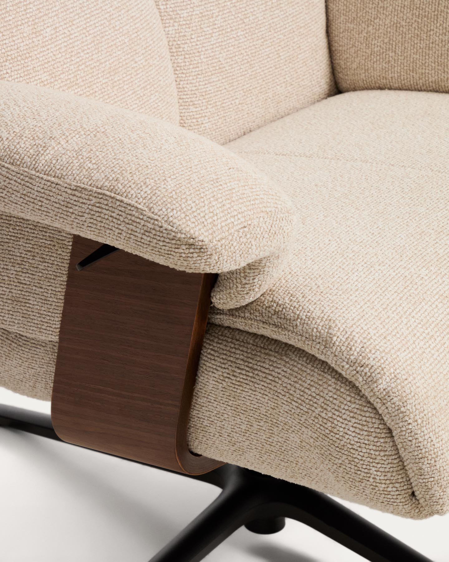 Verstellbarer Drehsessel Toriel mit Fussablage in beigem Microbouclé und mit Beinen aus Aluminium mit schwarzem Finish, FSC Mix Credit in Beige präsentiert im Onlineshop von KAQTU Design AG. Drehsessel ist von Kave Home