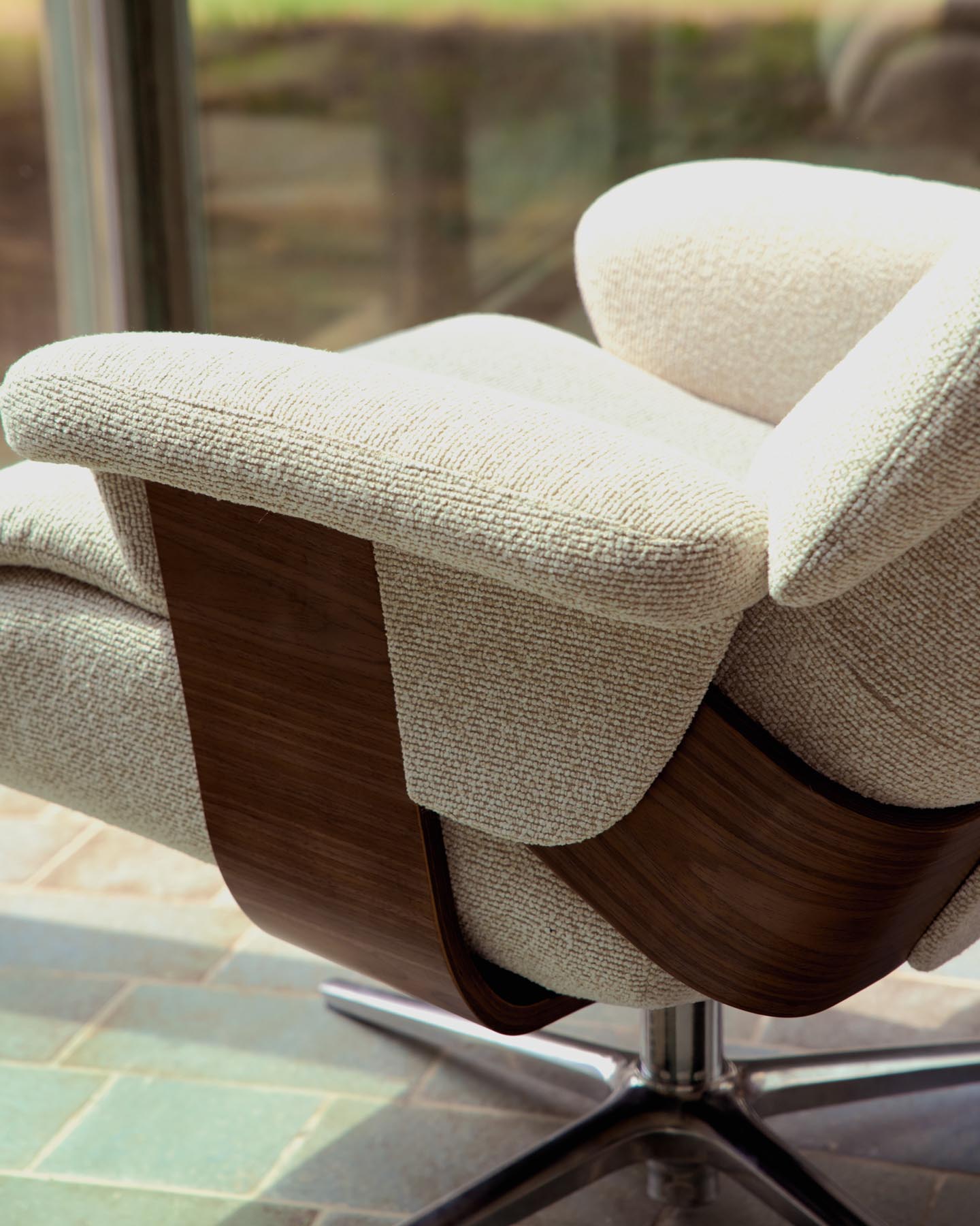 Verstellbarer Drehsessel Toriel mit Fussablage in beigem Microbouclé und mit Beinen aus Aluminium mit schwarzem Finish, FSC Mix Credit in Beige präsentiert im Onlineshop von KAQTU Design AG. Drehsessel ist von Kave Home