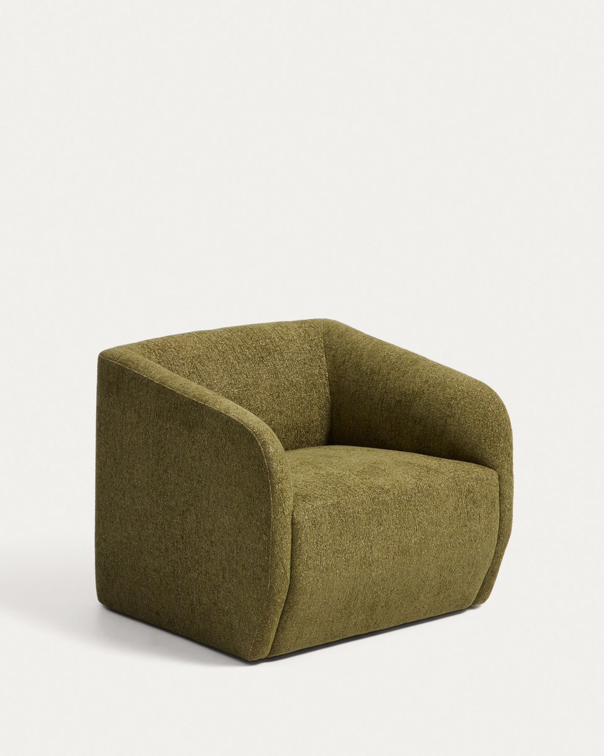 Olivgrüner Sessel Milare mit Chenille-Bezug, schwarzen Kunststoffgleitern und geschwungener Rückenlehne, Sitzbreite 53 cm.