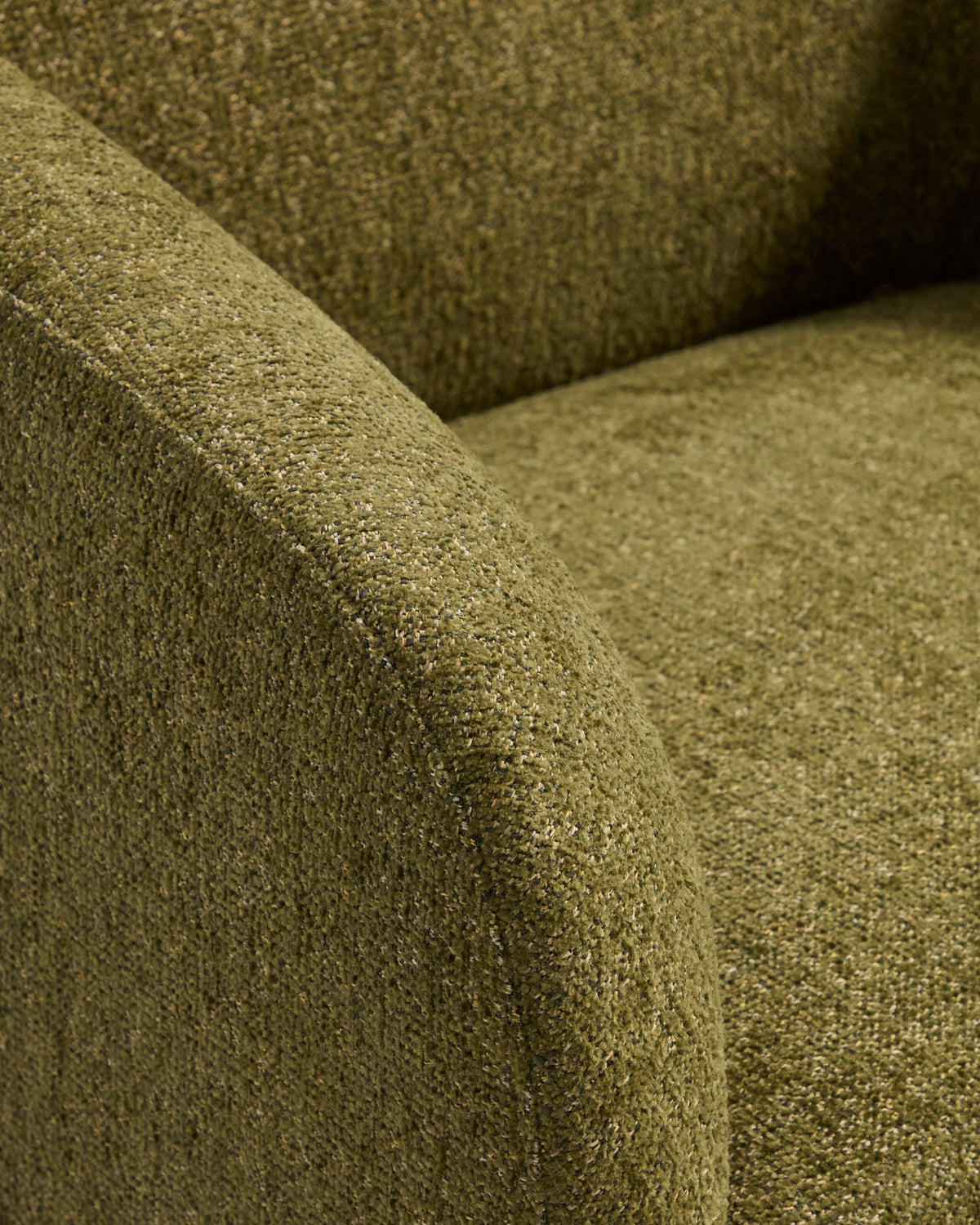 Olivgrüner Sessel Milare mit Chenille-Bezug, schwarzen Kunststoffgleitern und geschwungener Rückenlehne, Sitzbreite 53 cm.
