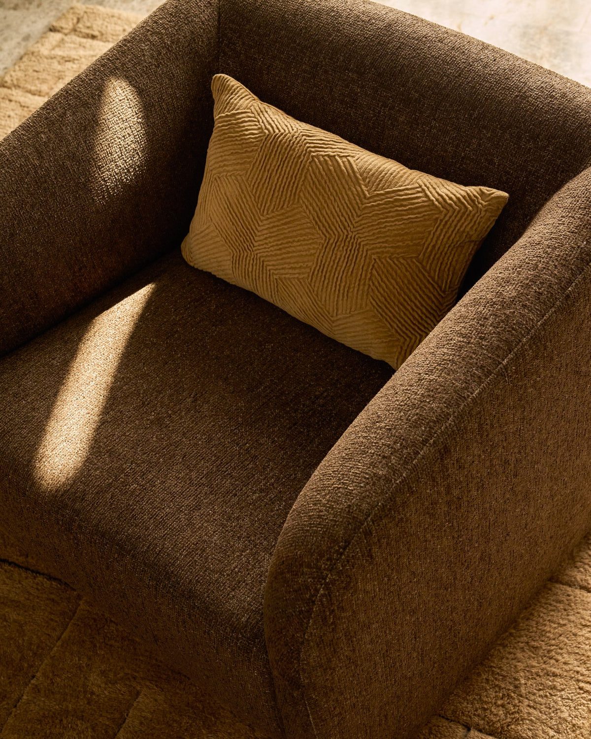 Sessel Milare mit dunkelbraunem Chenille-Bezug, abgerundeten Armlehnen und Kunststoffgleitern, Sperrholzgestell, Masse 83x82x70 cm.