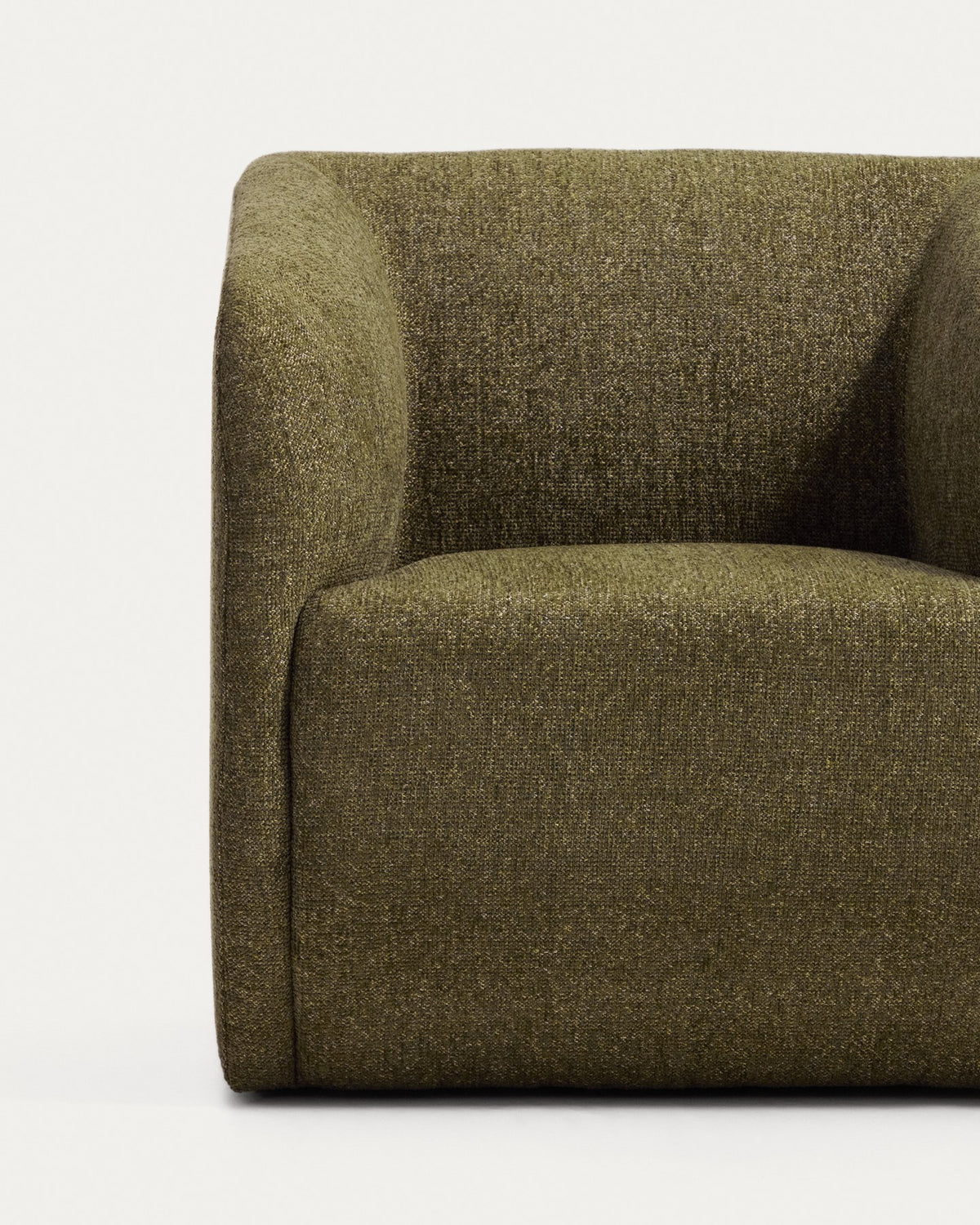 Sessel Milare von Kave Home mit olivgrünem Chenille-Bezug, abgerundeter Rückenlehne und Armlehnen sowie Kunststoffgleitern an den Beinen.