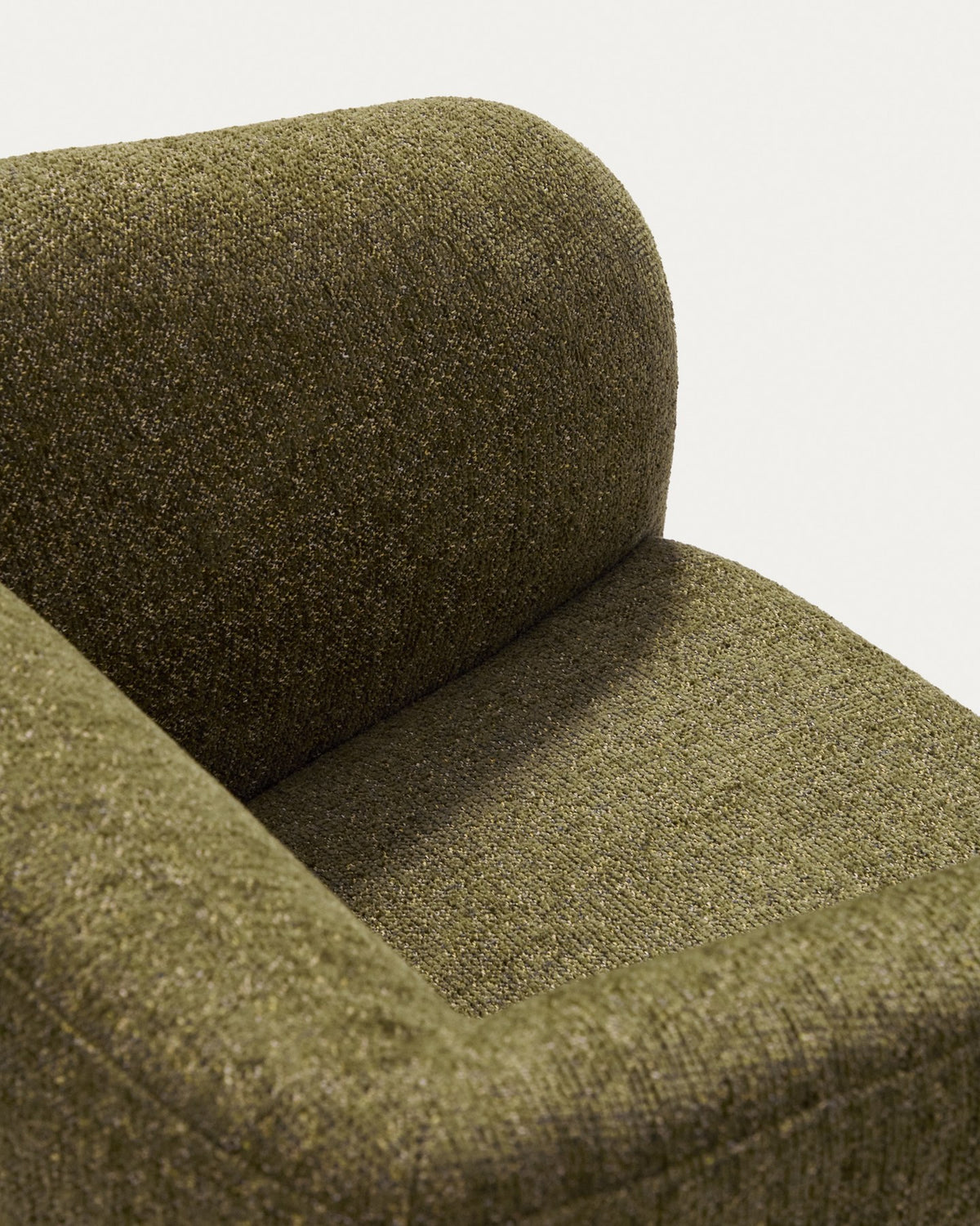 Sessel Milare von Kave Home mit olivgrünem Chenille-Bezug, abgerundeter Rückenlehne und Armlehnen sowie Kunststoffgleitern an den Beinen.