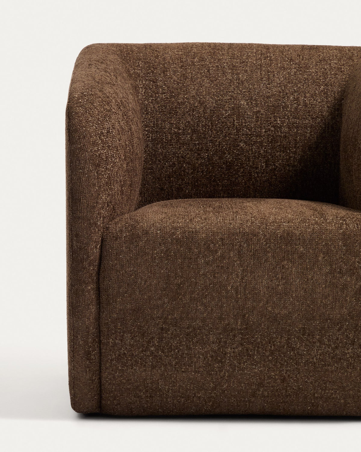 Sessel Milare von Kave Home mit dunkelbraunem Chenille-Bezug, geschwungenen Armlehnen und Kunststoffgleitern an den Beinen.