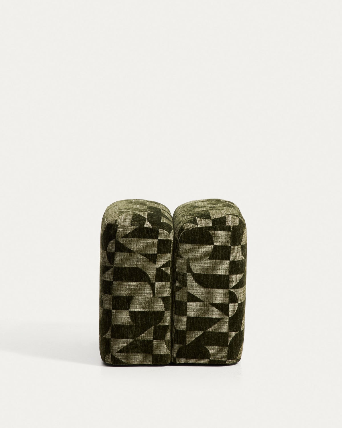 Quadratische Fussablage Nedilo von Kave Home, moosgrünes Chenille-Jacquard-Gewebe mit geometrischem Muster, gepolstert.