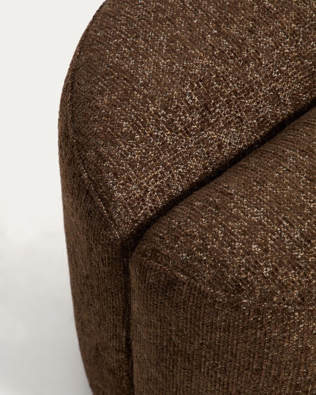 Runde Fussablage Nedilo aus dunkelbraunem Chenille-Gewebe mit gepolsterter, kompakter Form und Kunststoffgleitern, Durchmesser 45 cm.