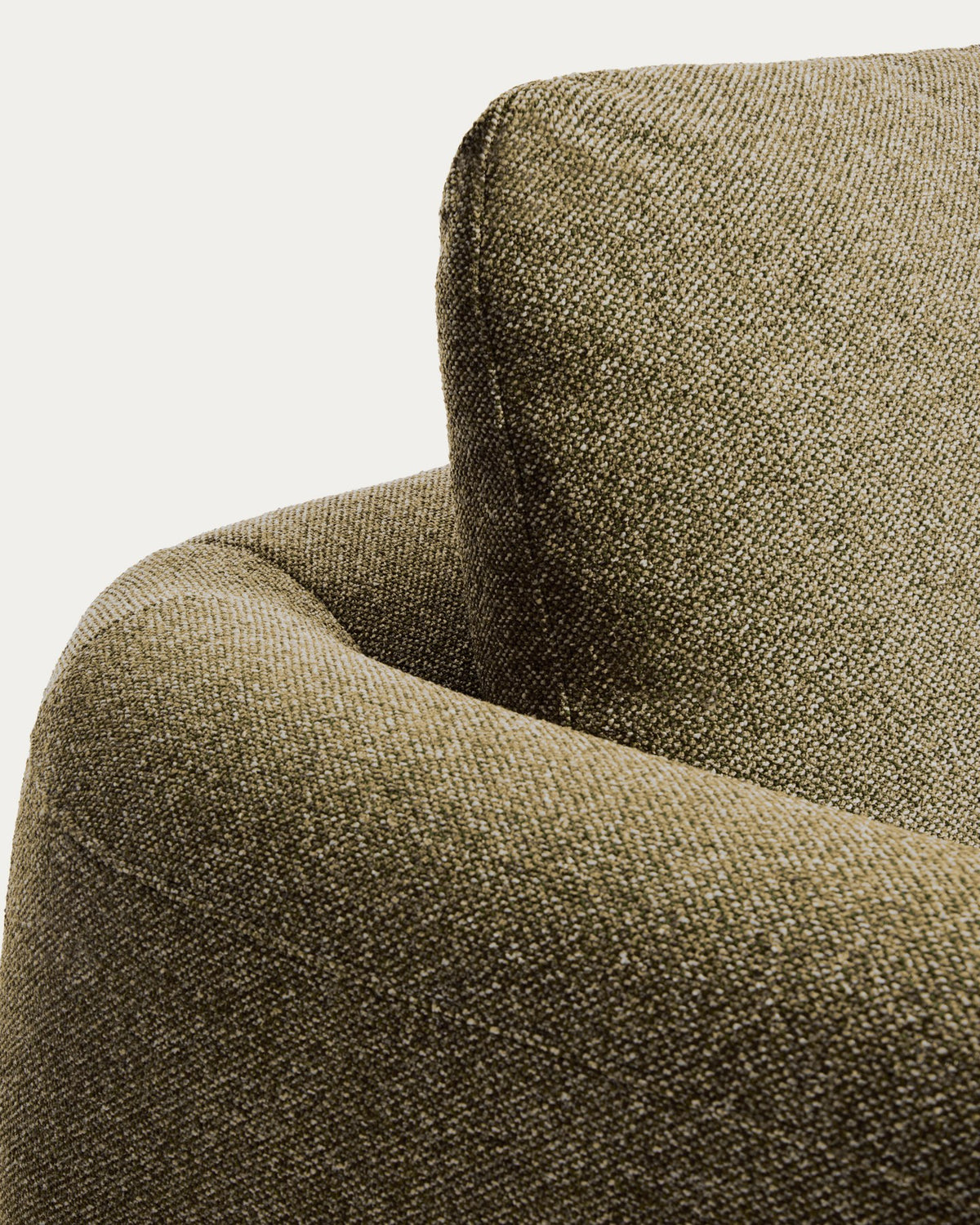 4-Sitzer Bettsofa Vera in Dunkelgrün mit abgerundeten Armlehnen, schwarzen Beinen und texturiertem Gewebebezug, Y-open Öffnungssystem sichtbar.