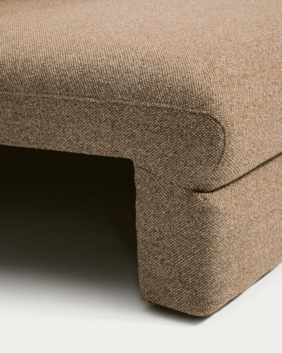 Taupefarbenes 4-Sitzer Schlafsofa Vera mit abgerundeten Armlehnen, schwarzen Beinen und strukturierter Gewebepolsterung, 240 cm breit.