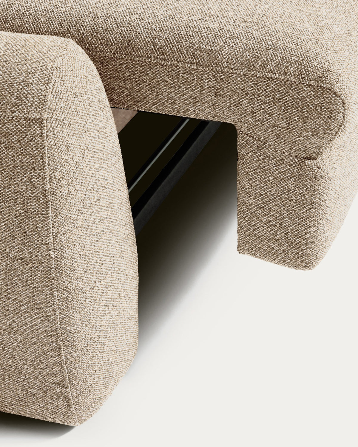 4-Sitzer Schlafsofa Vera in Beige von Kave Home mit abgerundeten Armlehnen, schwarzen Beinen und grob strukturiertem Gewebebezug, Bettsofa 240 cm breit.
