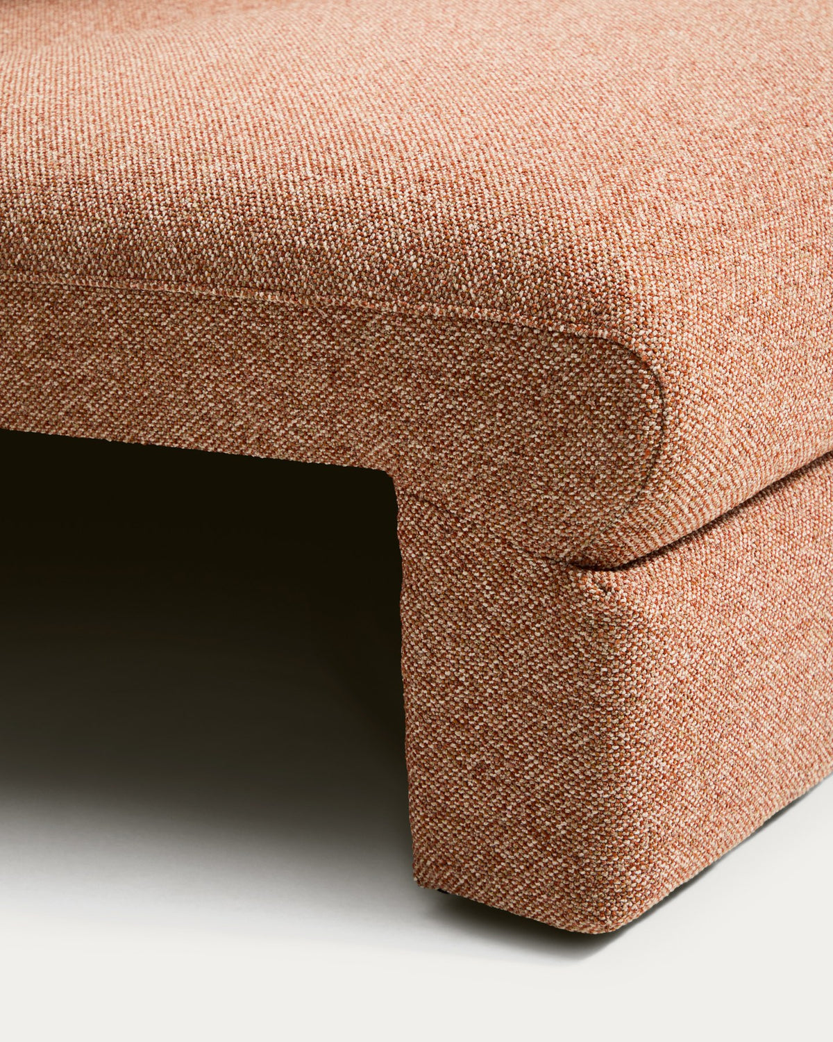 Foto des 4-Sitzer Schlafsofas Vera in Terrakotta von Kave Home mit abgerundeten Armlehnen, schwarzen Beinen und strukturiertem Gewebebezug.
